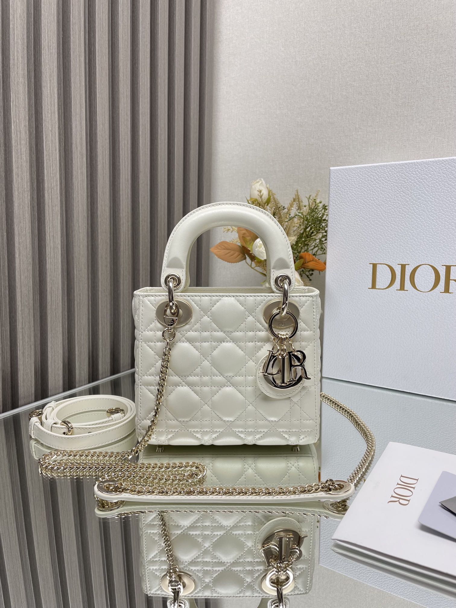 Dior Lady Taschen Handtaschen Umhängetaschen  & Schultertaschen Weiß Lammfell Schaffell