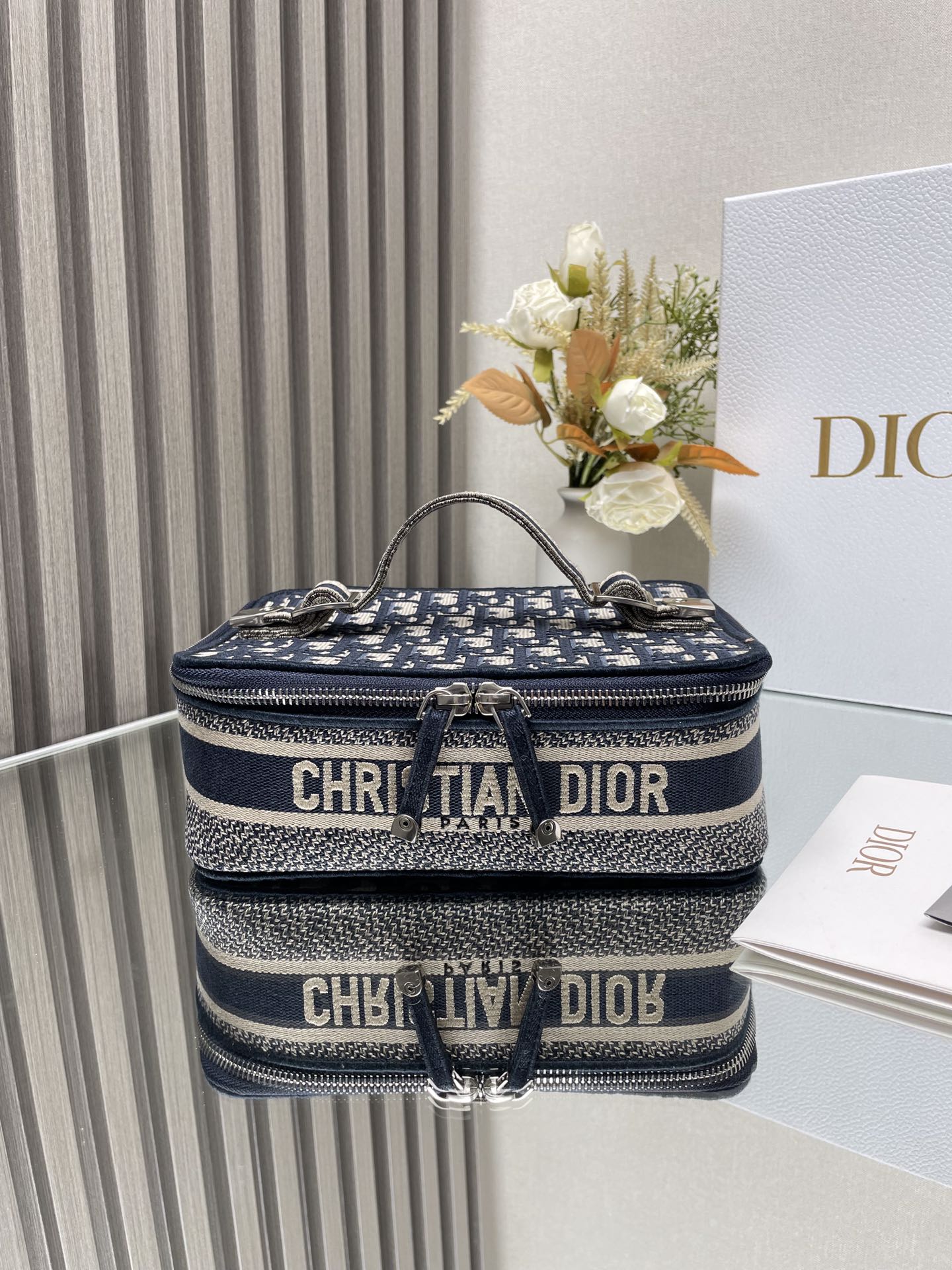 NO:186357,Genuine grade original leather [Blue D small makeup bag] Dior DI OR Most cremated makeup bag shipment - makeup bag   handbag   3-fold coin wallet. You can also be used as a makeup bag when you are in daily shape. Recommended for exquisite little fans. You can put a lot of things on your way out. It is a must-have for you to go out-25x 21x 18cm,DIOR,dior,dior,wallets,cosmetic bags & cases19860909正品级 原厂皮【蓝d 小号化妆包】 迪奥DI OR 最火化妆包出货-化妆包 手包 三折零钱包 出了日常凹造型还可以当化妆包 推荐给精致的小迷妹 可以放超级多的东西出门必备- 25x 21x 18厘米,DIOR,dior,dior,wallets,cosmetic bags & cases,Bag