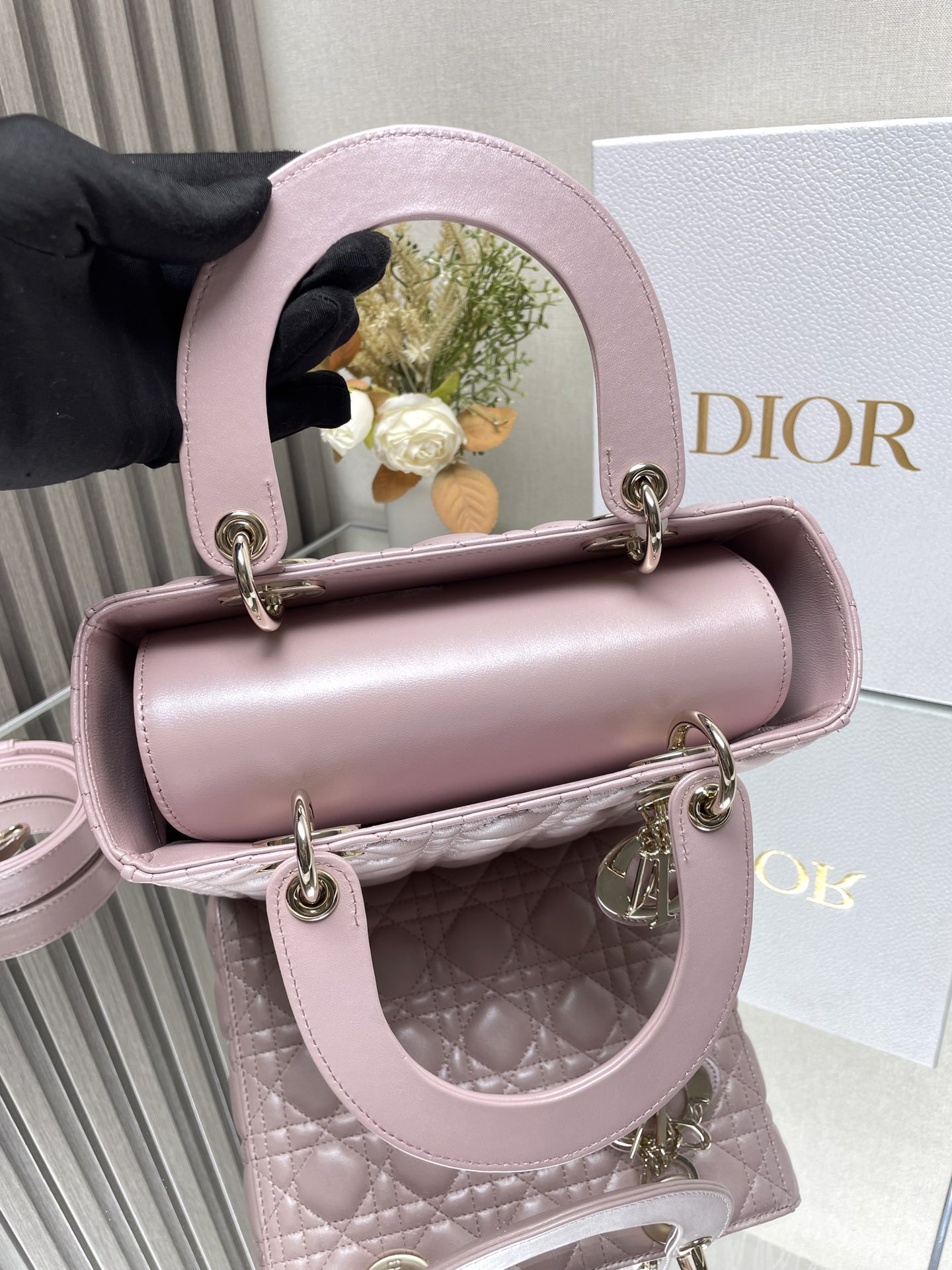 顶级原单LadyDio.rMyABC珠光粉/五格羊皮/这款手袋集中体现了Dio.r对典雅和美丽的深刻洞见