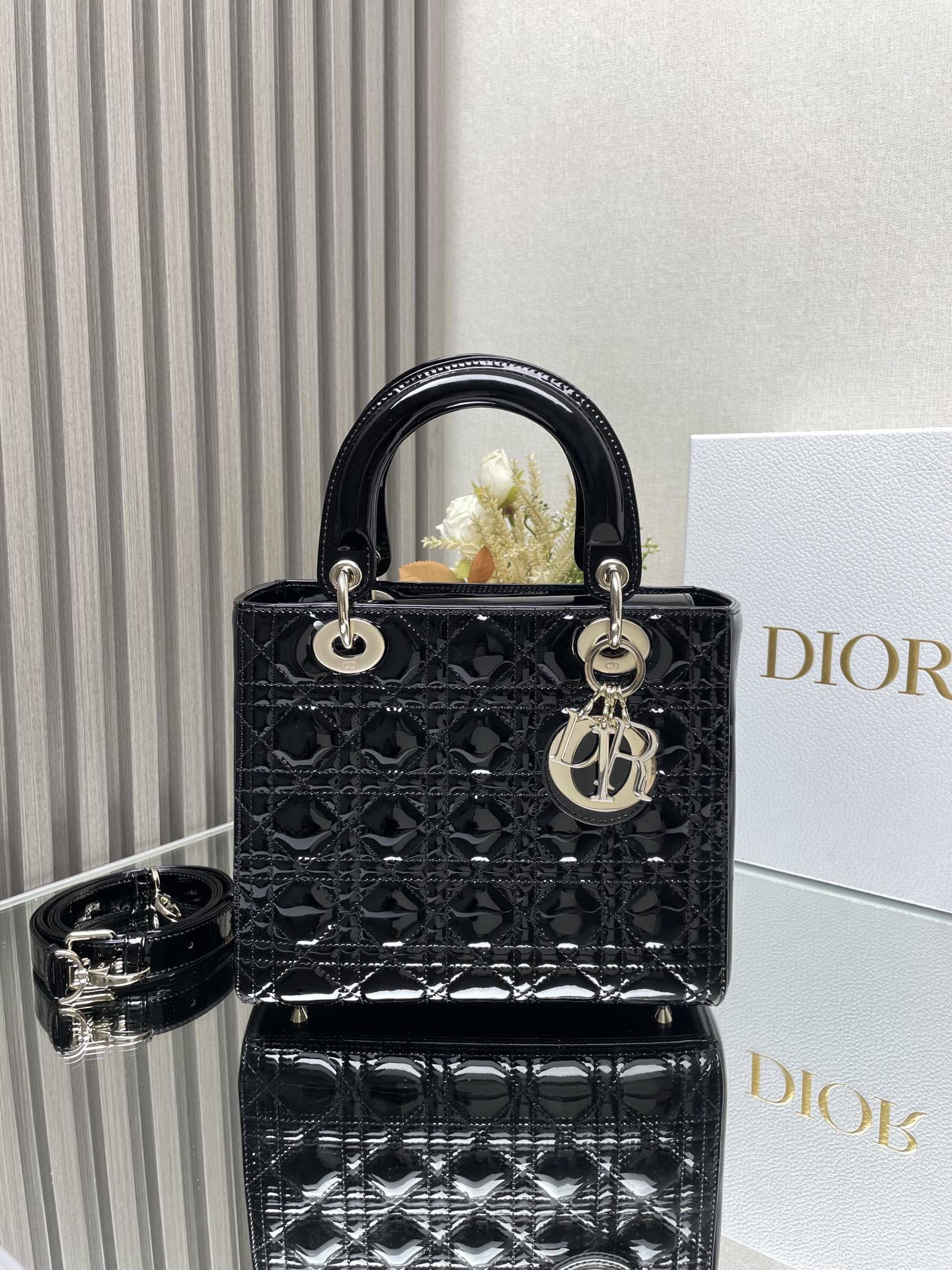 顶级原单️LadyDio.rMyABC黑色漆皮/五格/这款手袋集中体现了Dio.r对典雅和美丽的深刻洞见