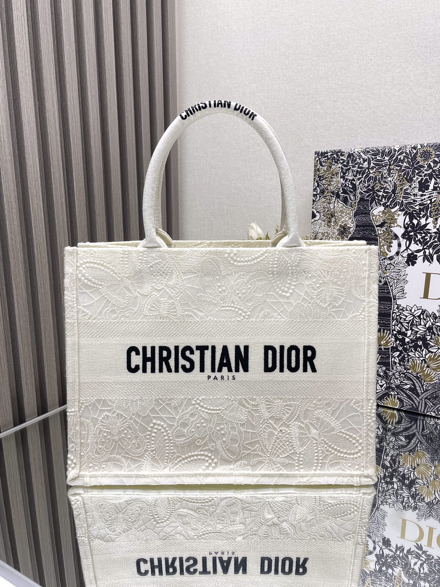 Nuevo 💋💋 Diseñado por la directora creativa de Dior Women, Maria Grazia Chiuri, el bolso Book Tote es un básico que e…