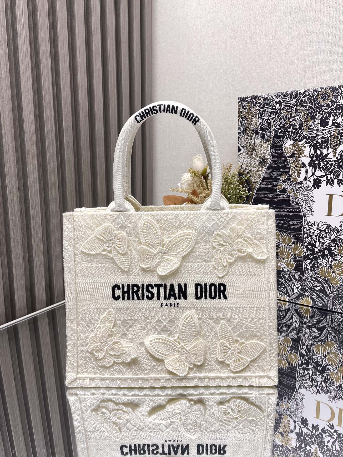 Para este bolso se eligió el último tamaño de Tote, pequeño🌿. Es un poco más corto que el tamaño pequeño original y pa…