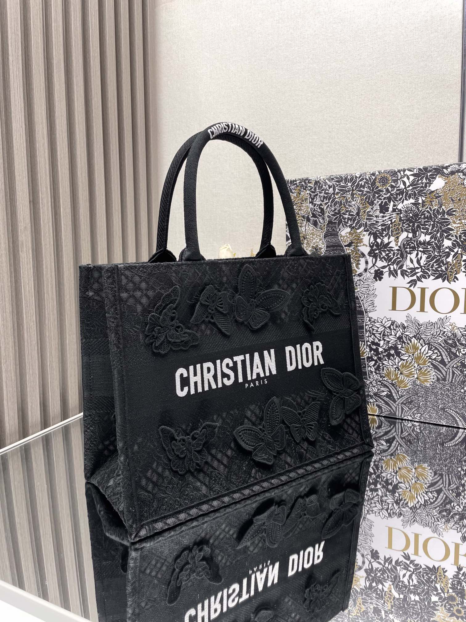 Dior 专柜款经典手袋 3