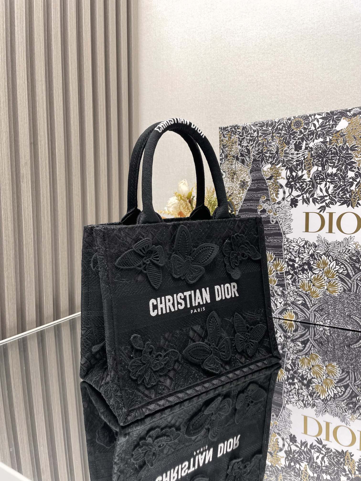 Dior 专柜款经典手袋 3