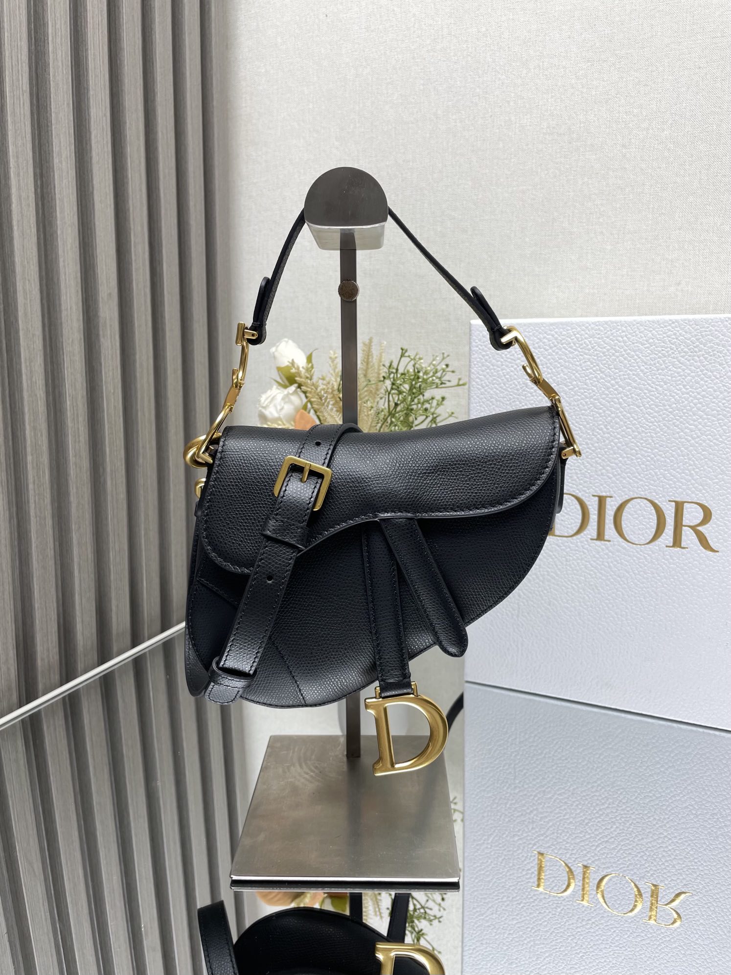 NO:209145,000620D S saddle bag small [palm black leather] returns a big comeback. Recreate the classic beauty. This series of handbags have just been launched and immediately became one of the 