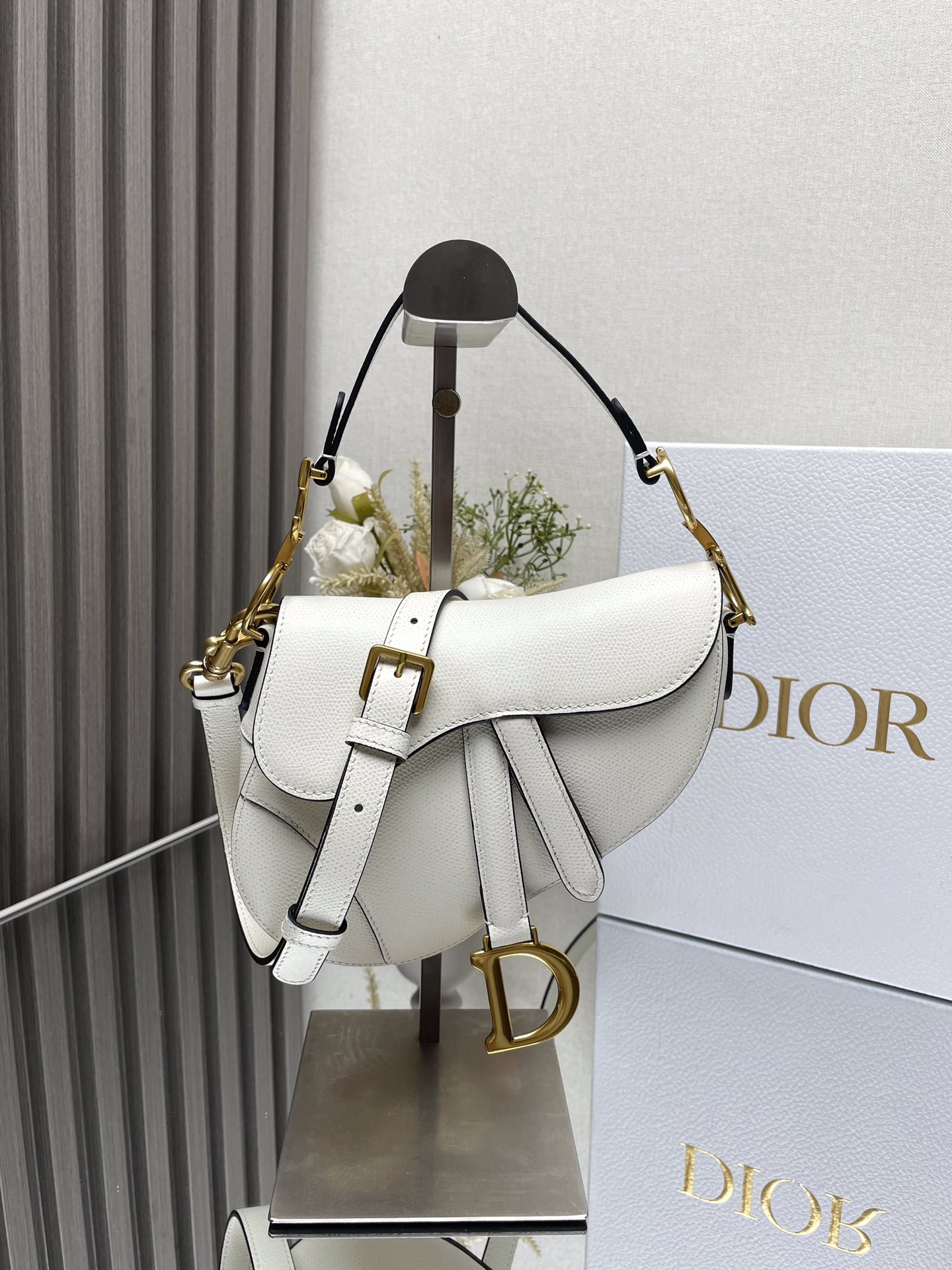 NO:209111,000620D S saddle bag small [palm white leather] returns a big comeback. Recreate the classic beauty. This series of handbags have just been launched and immediately became one of the 