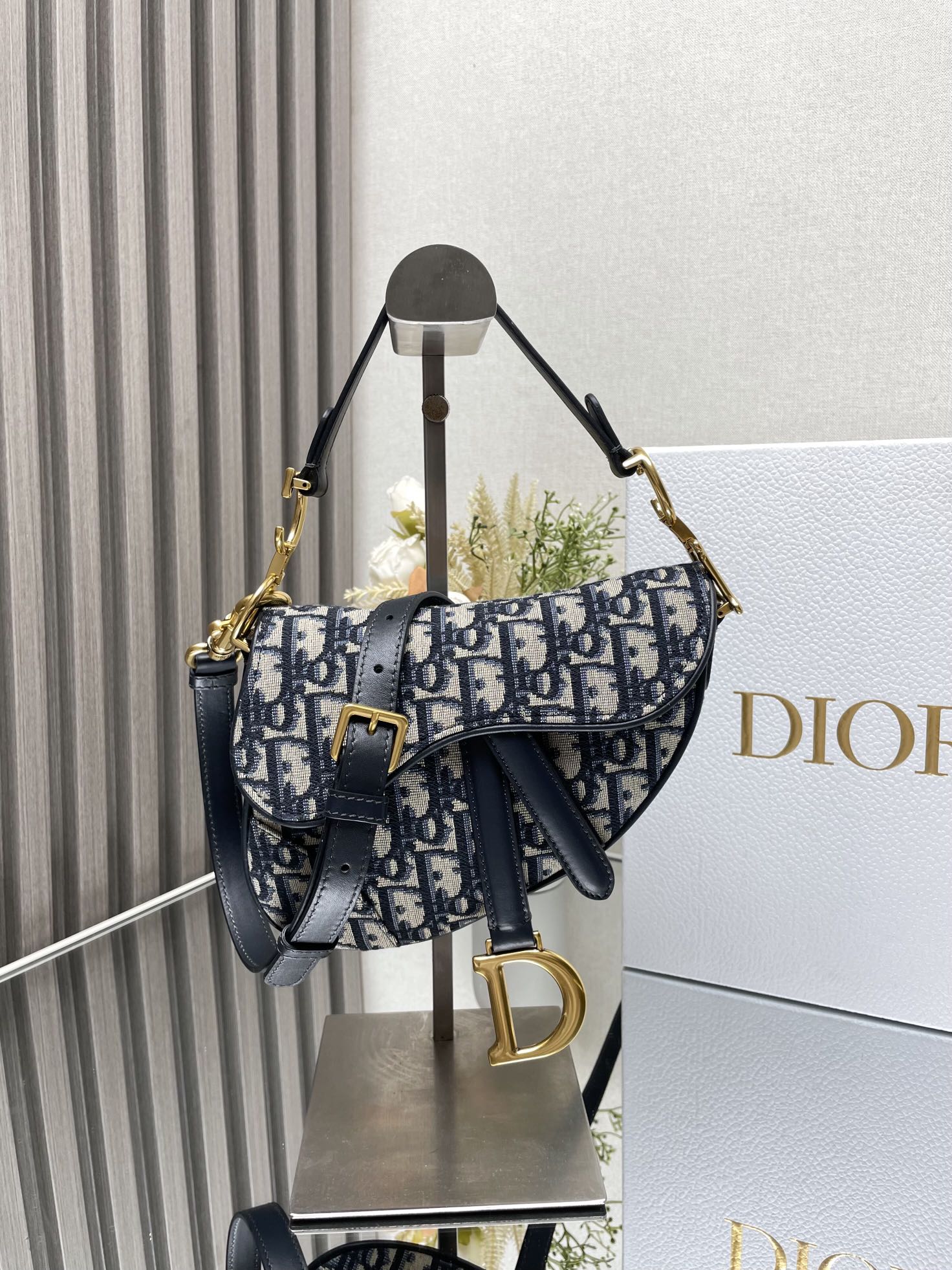NO:209132,000510D S saddle bag small [Blue cloth with leather] returns a big comeback. Recreate the classic beauty. This series of handbags have just been launched and immediately became one of the 