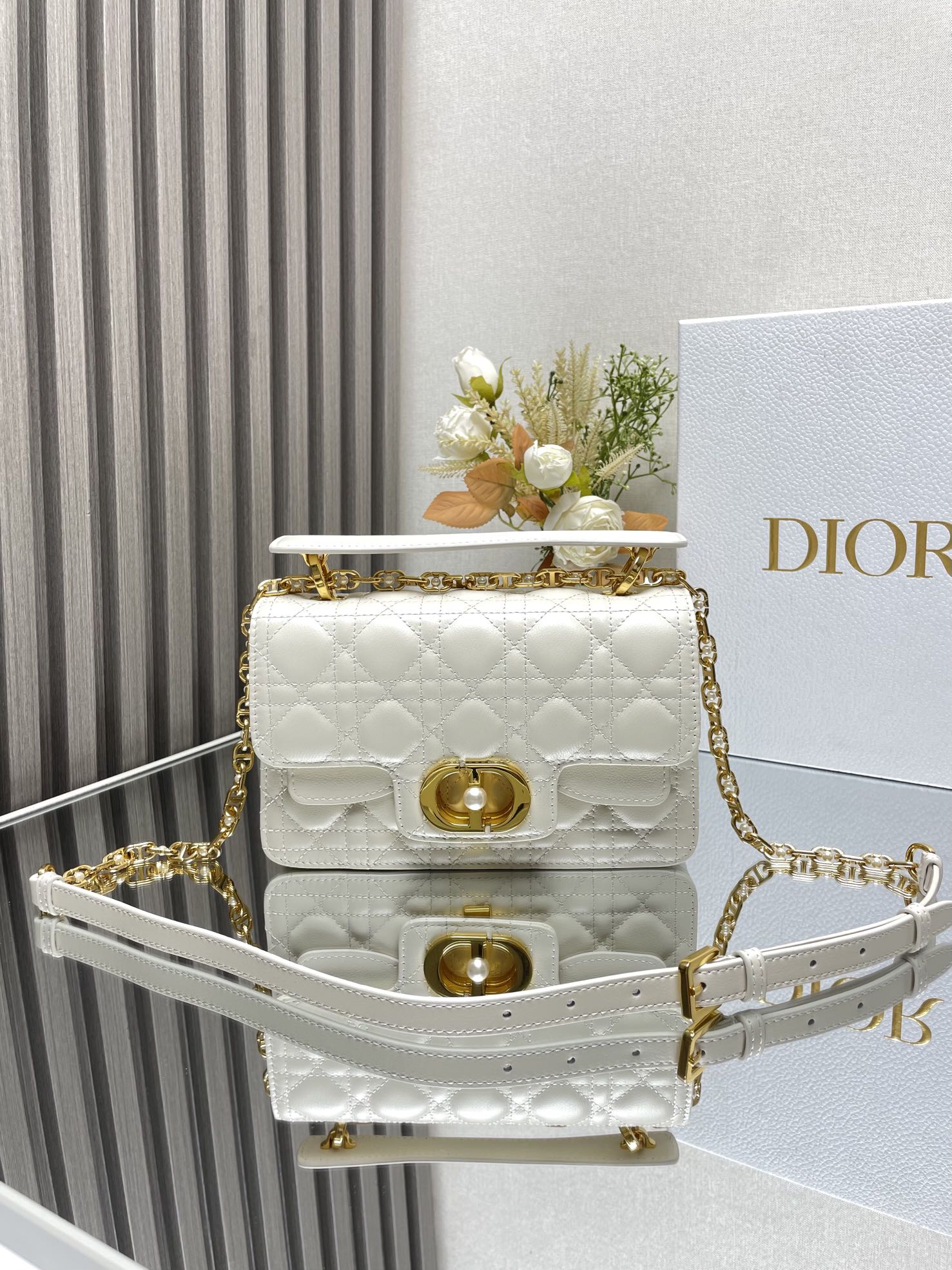 Dior Bolsos de mano Rosa Blanco Cuero de vaca Resina Colección primavera – verano Cadena