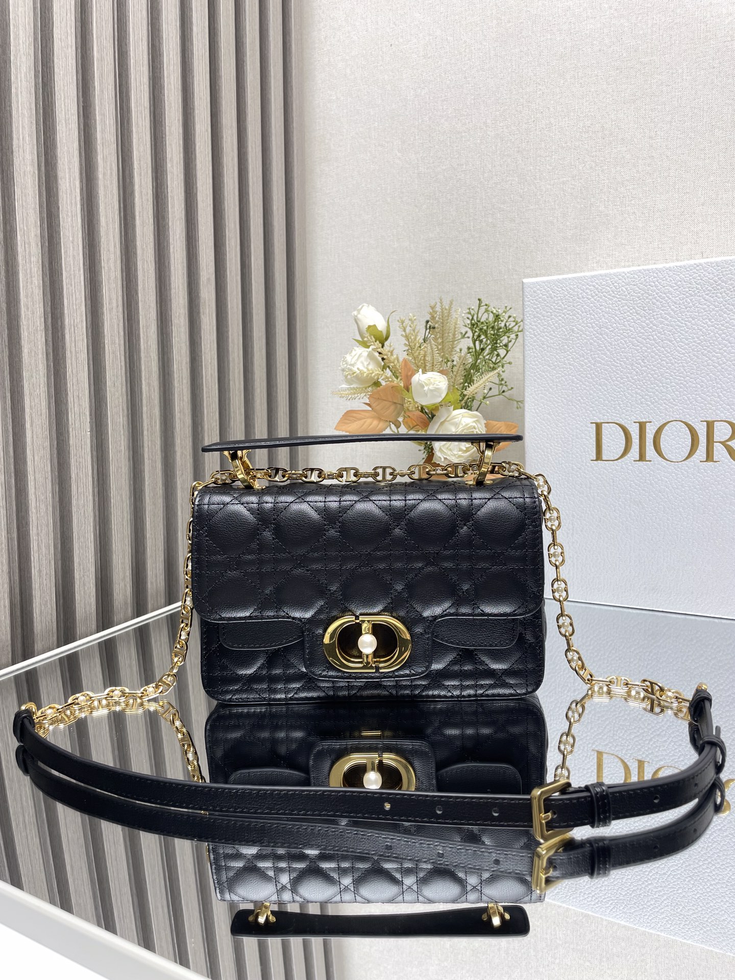 Dior Bolsos de mano Negro Rosa Blanco Cuero de vaca Resina Colección primavera – verano Cadena