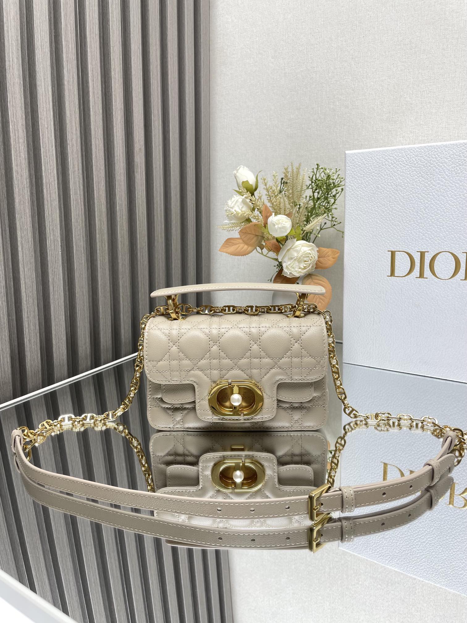 Dior Bolsos de mano Albaricoque Blanco Cuero de vaca Resina Colección primavera – verano Cadena