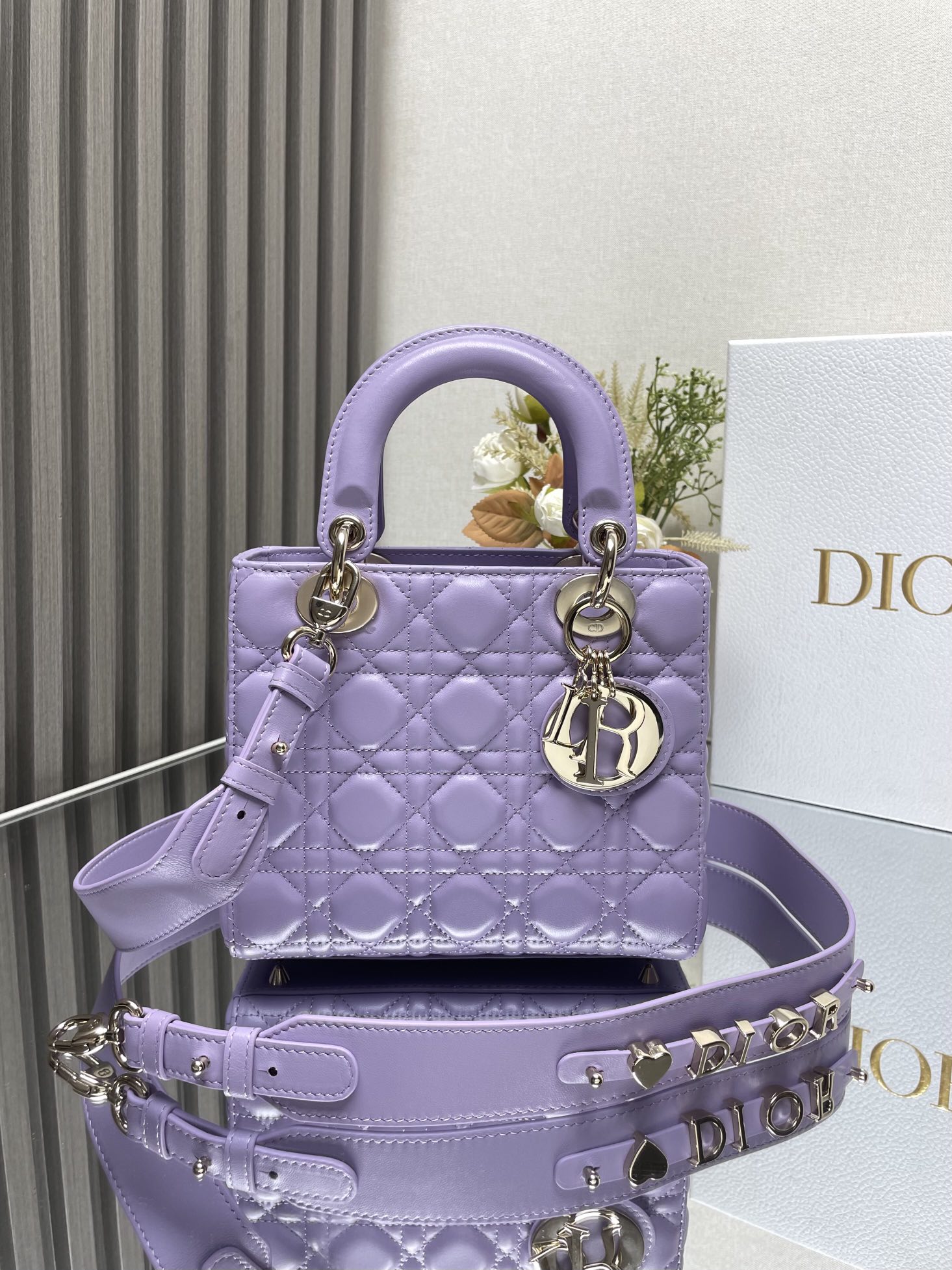 NO:387637,000640【Lady Dio.r My ABC】Purple Sheepskin / Four-Screen Sheepskin / This handbag embodies Dio.r's profound insight into elegance and beauty. It is carefully crafted from lambskin leather and creates quilted details with the iconic rattan plaid stitching. The elegant and classic design lasts forever. Decorated with the same tone enamel, with sheep velvet inside, with chain shoulder straps, and zippered pockets inside, can be carried, shoulder or crossbody Size 20 x 8.5x 17 cm Model: Dior, dior, dior, sheepskin, sheep19860909000640【Lady Dio.r My ABC】紫色羊皮」 /四格羊皮/ 这款手袋集中体现了Dio.r 对典雅和美丽的深刻洞见.采用小羊皮皮革精心制作,以标志性的藤格纹针脚打造绗缝细节,高雅经典的设计经久不衰.饰以同色调珐琅彩,内配羊猄绒,搭配链条肩带,内部拉链口袋,可手提、肩背或斜挎 尺寸20 x 8.5x 17厘米 型号:,迪奥,dior,dior,sheepskin,sheep,Bag