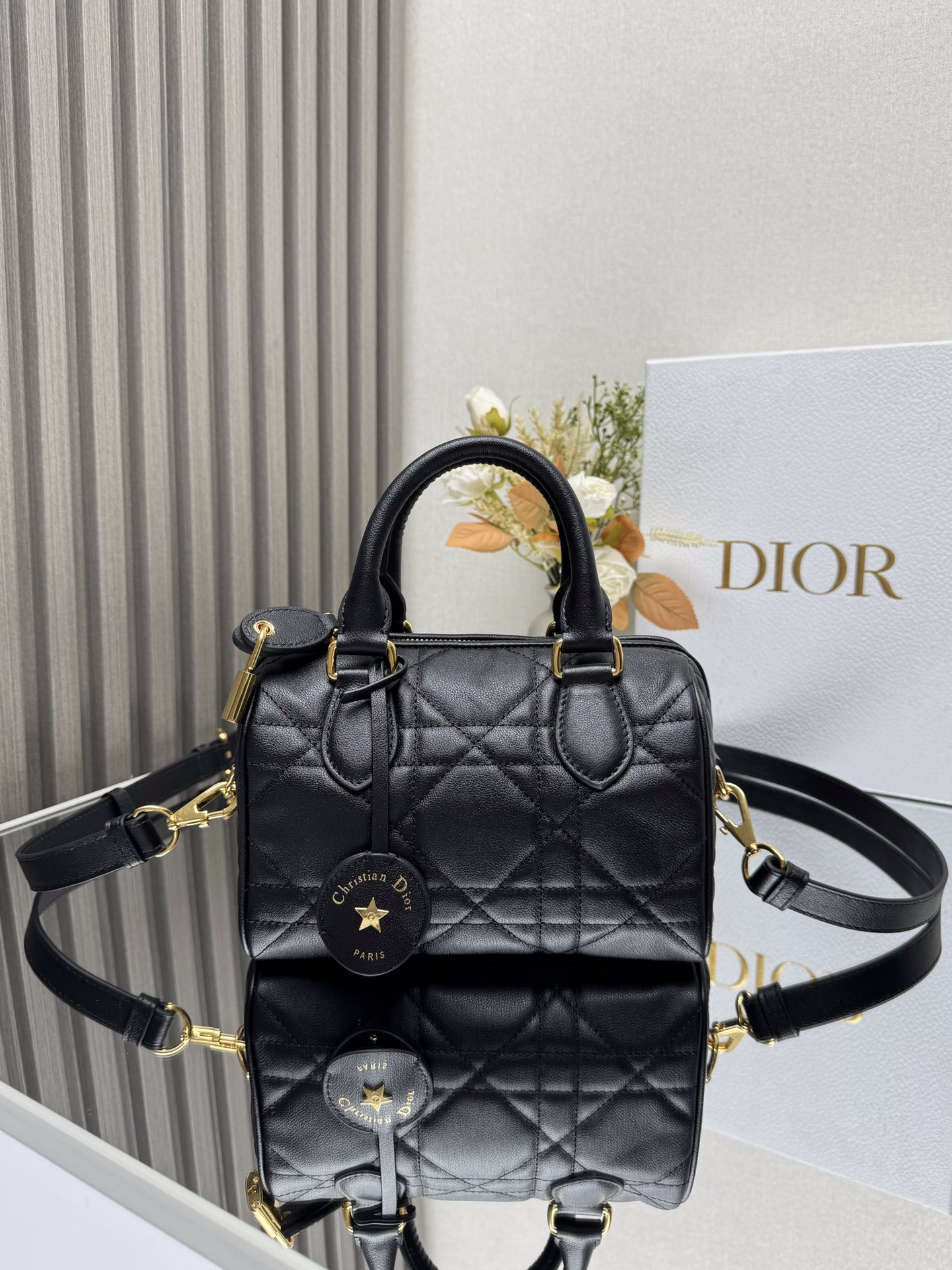 ¿Puedes comprar réplica?
 Dior Bolsos de mano Negro Oro Colección de invierno Oblique