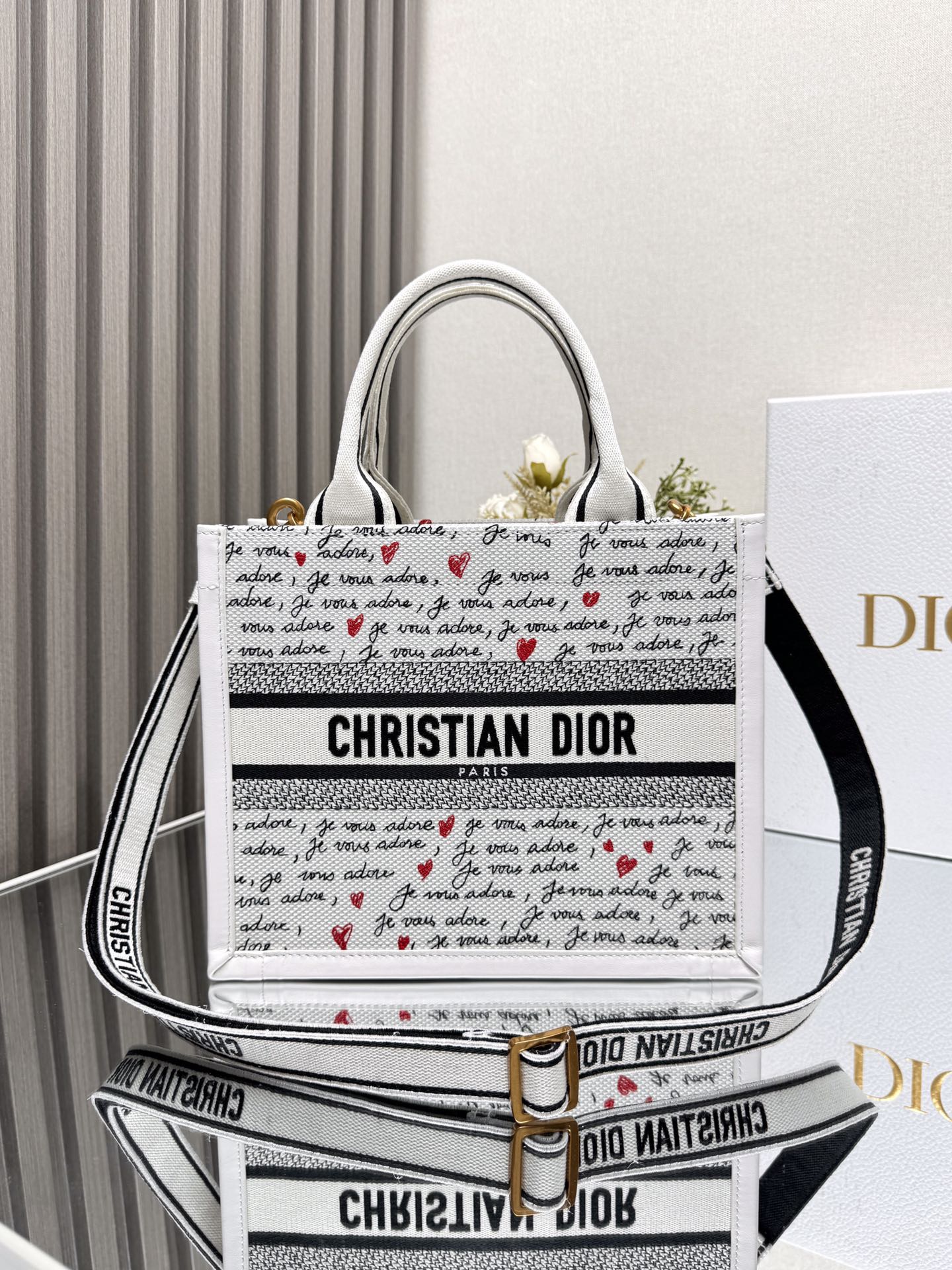 NO:183429,Genuine grade original leather version Tote's latest Chinese Valentine's limited series, sweet Chinese Valentine's Day, unique romantic shape, too attractive for girls to pull, the white bag is decorated with handwritten French letters and small red hearts, which is super gentle and sweet, helping you to freeze the moment of love, exquisite embroidery with milky white cowhide, sweet and elegant. The bag comes with adjustable long shoulder straps, which not only retains the simplicity of the bag, but also has the large capacity of the large bag, which can be carried by hand and crossed in a slanted manner, fully meeting daily travel needs size26*12*21cm, DIOR, dior, cowhide19860909正品级 原厂皮版本 Tote最新七夕限定系列,甜蜜的七夕,独属的浪漫造型,也太吸引女孩子拉,白色包身点缀着手写的法语字母和小红心超级温柔甜蜜,帮你定格爱的瞬间,精美的刺绣搭配奶白色的牛皮,甜美又不失优雅,包包自带可调节长肩带,既保留了包型的简洁,又兼具了大包的大容量,既可手拎又可斜跨,完全满足日常出行需求 size26*12*21cm,DIOR,dior,cowhide,Bag