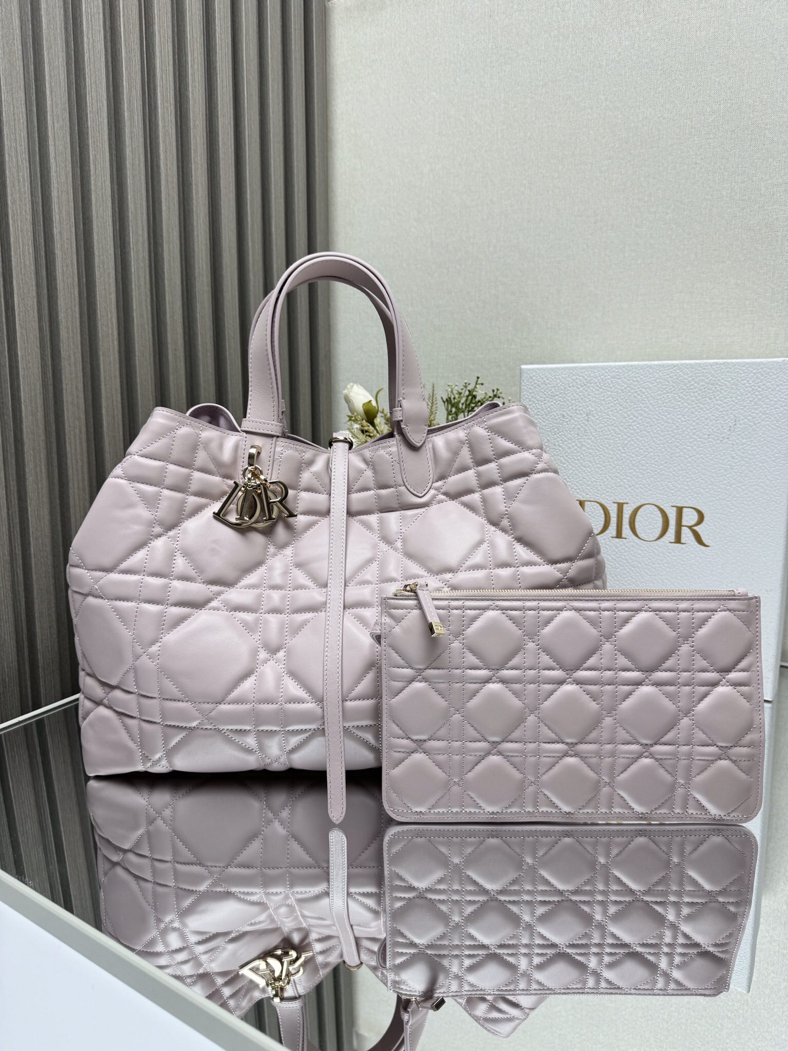 NO:556301,DIOR TOUJOURS HANDBAGS [Pink Large] This Dior Toujours handbag made a wonderful appearance in the 2023 spring and summer series show. It has a unique casual and practical design. It is carefully made of black cow leather and decorated with oversized cannage pattern topstitching. The spacious internal compartment is equipped with small bags, which can neatly store various daily necessities. It has a leather lace closure to safely store various items, and there is a CD Lock letter D.  Knob-style closure with adjustable sides for added style. Large style, leather handle with adjustable detail, can be carried by hand or over the shoulder. CD Lock and lace-up closure D.I.O.R. charm Removable interior pouch Adjustable leather handle Dust bag included Model Dimensions 37 x 20 x 28.5 cm   Handle length 14 - 29 cm. 000820,Dior,dior,dior,cowhide19860909DIOR TOUJOURS手袋〔粉色大号〕 这款 Dior Toujours 手袋于二零二三春夏系列发布秀精彩亮相,休闲实用的设计别具一格.采用黑色牛皮革精心制作,饰以超大藤格纹缉面线,宽敞的内部隔层搭配小袋,可整齐收纳各种日常用品.设有皮革系带开合,可安全收纳各种物品,另有 CD Lock 字母 D 旋钮式开合,可调节两侧,提升格调.大号款式,皮革手柄带有可调节细节,可手提或肩背. CD Lock 和系带开合 D.I.O.R. 吊饰 可拆卸内部小袋 可调节皮革手柄 内含防尘袋 型号 尺寸37 x 20 x 28.5 厘米 手柄长度14 - 29 厘米. 000820,迪奥,dior,dior,cowhide,Bag