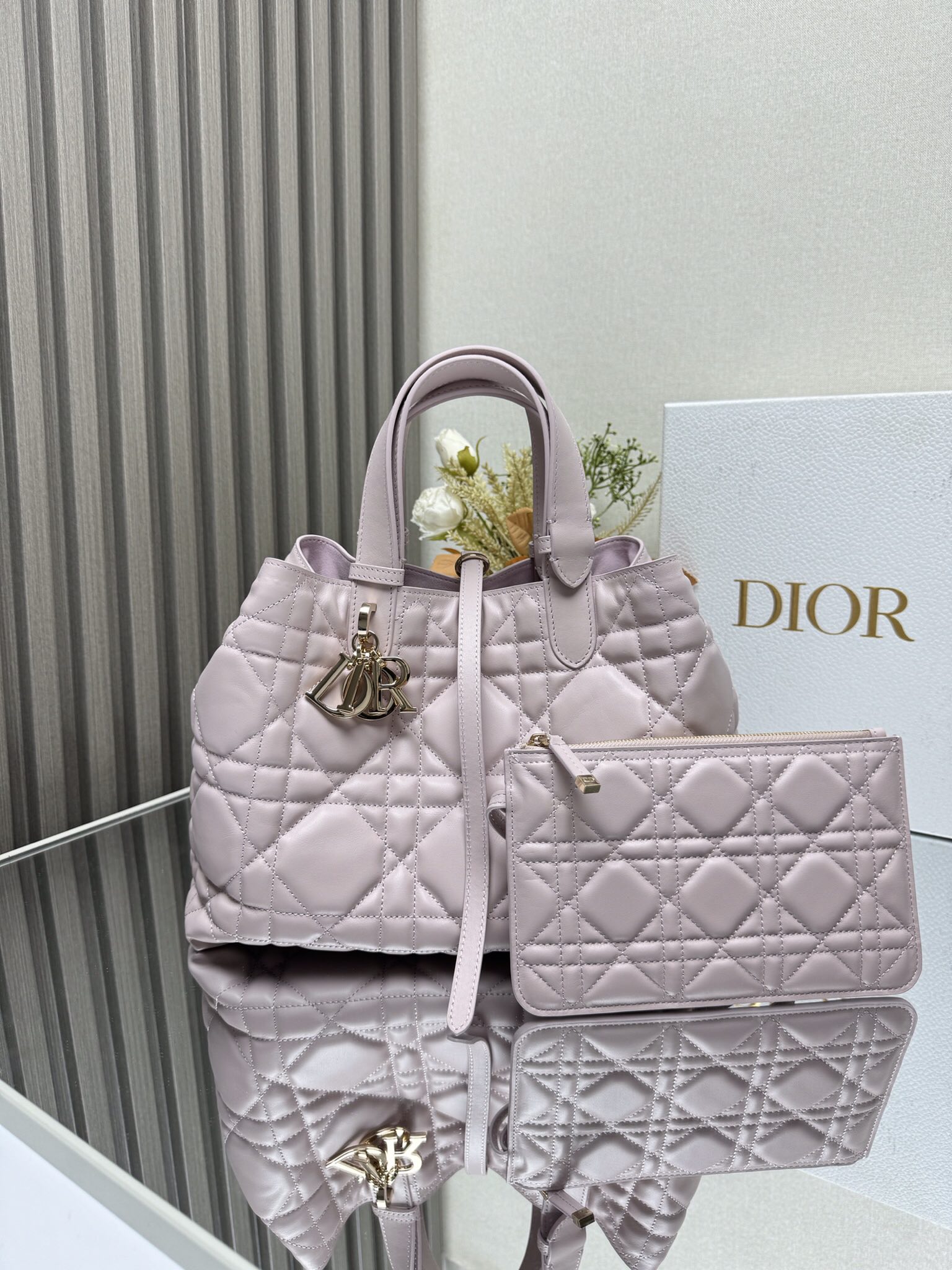 NO:556308,Dior Toujours Handbag [Pink Medium] This Dior Toujours handbag made a wonderful appearance in the 2023 spring and summer series show. It has a unique casual and practical design. It is carefully made of black cow leather and decorated with oversized cannage pattern topstitching. The spacious internal compartment is equipped with small bags, which can neatly store various daily necessities, and it also has a CD Lock  Letter D knob-type closure, adjustable on both sides, enhances style. Leather handle with adjustable details, easy to carry. CD Lock and lace closure DIOR charm Removable internal pouch Adjustable leather handle Dust bag included Model 2821 Size 28.5x19x21.5cm. 000740, Dior, dior, dior, cowhide19860909Dior Toujours 手袋〔粉色中号〕 这款Dior Toujours 手袋于二零二三春夏系列发布秀精彩亮相,休闲实用的设计别具一格.采用黑色牛皮革精心制作,饰以超大藤格纹缉面线,宽敞的内部隔层搭配小袋,可整齐收纳各种日常用品,另有CD Lock 字母D旋钮式开合,可调节两侧,提升格调.皮革手柄带有可调节细节细节,可轻松手提. CD Lock和系带开合 DIOR吊饰 可拆卸内部小袋 可调节皮革手柄 内含防尘袋  型号2821 尺寸28.5x19x21.5cm. 000740,迪奥,dior,dior,cowhide,Bag