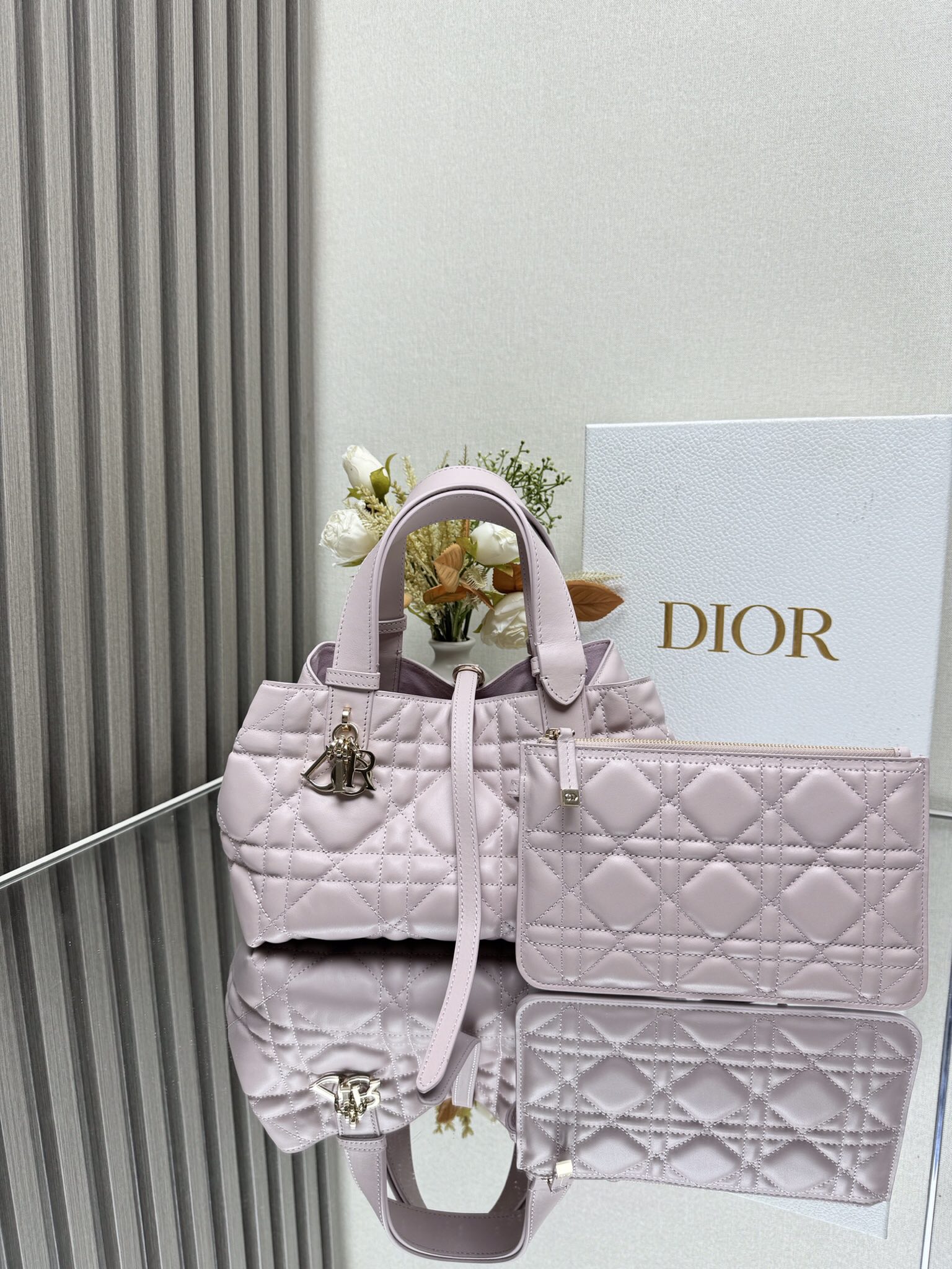 NO:556299,DIORTOUJOURS Handbag [Pink Small] This Dior Toujours handbag made a wonderful appearance in the 2023 spring and summer series show. It has a unique casual and practical design. It is carefully made of pink cow leather and decorated with oversized cannage pattern topstitching. The spacious internal compartment is equipped with small bags, which can neatly store various daily necessities, and it also has a CD Lock  Letter D knob-type closure, adjustable on both sides, enhances style. Leather handle with adjustable details, easy to carry. CD Lock and lace closure DIOR charm Removable internal pouch Adjustable leather handle Dust bag included Model 2822 Size 23x15x15cm. 000690, Dior, dior, dior, cowhide19860909DIORTOUJOURS 手袋〔粉色小号〕 这款Dior Toujours 手袋于二零二三春夏系列发布秀精彩亮相,休闲实用的设计别具一格.采用粉色牛皮革精心制作,饰以超大藤格纹缉面线,宽敞的内部隔层搭配小袋,可整齐收纳各种日常用品,另有CD Lock 字母D旋钮式开合,可调节两侧,提升格调.皮革手柄带有可调节细节细节,可轻松手提. CD Lock和系带开合 DIOR吊饰 可拆卸内部小袋 可调节皮革手柄 内含防尘袋  型号2822 尺寸23x15x15cm. 000690,迪奥,dior,dior,cowhide,Bag