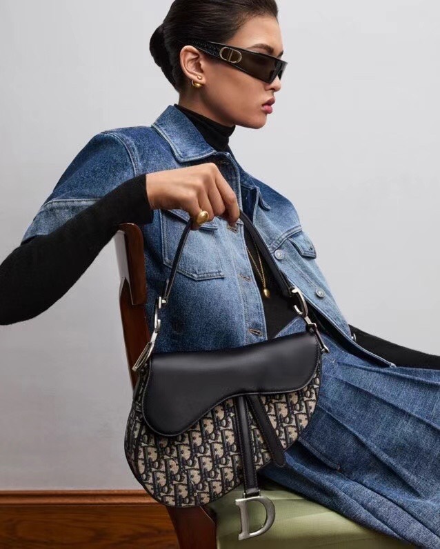 NO:209143,New saddle bag upper body picture, Dior, Dior19860909新款马鞍包上身图,迪奥,dior,Bag