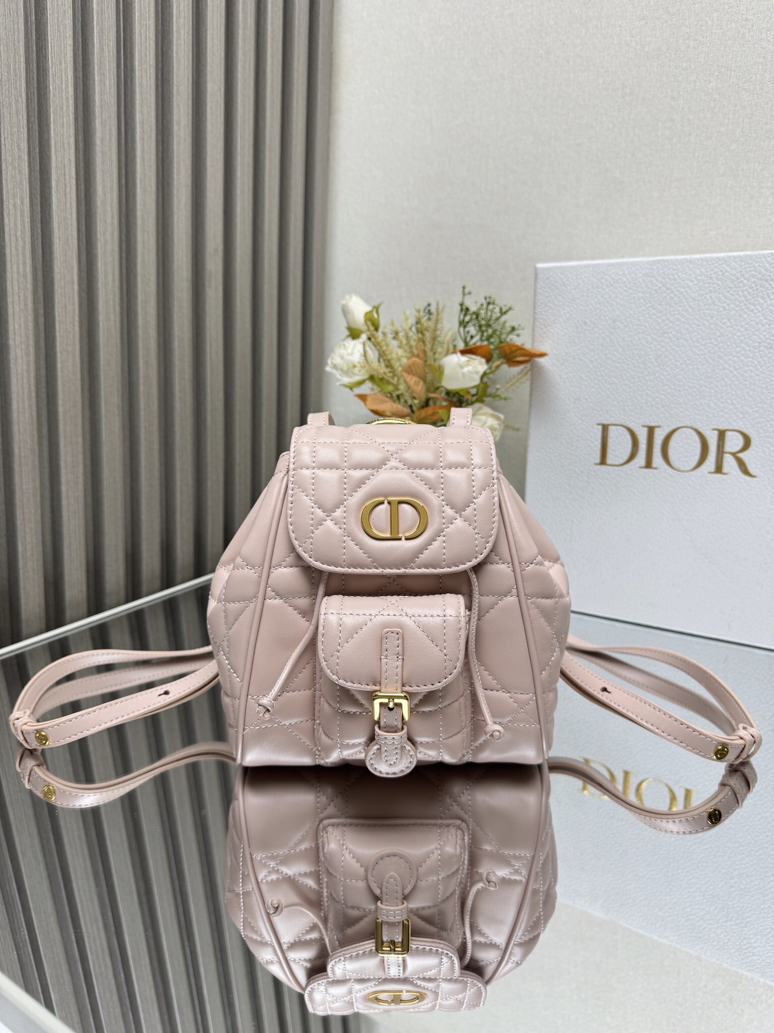 NO:184278,Genuine, new Caro backpack This Caro backpack is stylish and modern, integrated with the elegance of the enduring temperament. The overall sheepskin is paired with rattan plaid top line. The flip and drawstring are decorated with CD logo. It is equipped with adjustable shoulder straps and retro gold metal handles. The interior is spacious and equipped with mobile phone insert bags. A must-have for fashion trendy people. Perfect details are comparable to the brick cabinet. Super great. 5 reviews. Size: 19.5×18.5×8.5cm. Model 6302, DIOR, dior, backpacks, sheepskin.19860909正品级  全新Caro双肩背包 这款Caro双肩包时尚现代 与经久不衰的优雅气质融为一体 整体包身羊皮搭配藤格纹面线 翻盖和抽绳开合饰以CD 标志 搭配可调节肩带与复古金色金属手柄 内部空间宽敞设有手机插袋 时尚潮人必备 完美细节媲美砖柜超级棒5评价 Size:19.5×18.5×8.5cm 型号6302,DIOR,dior,backpacks,sheepskin,Bag