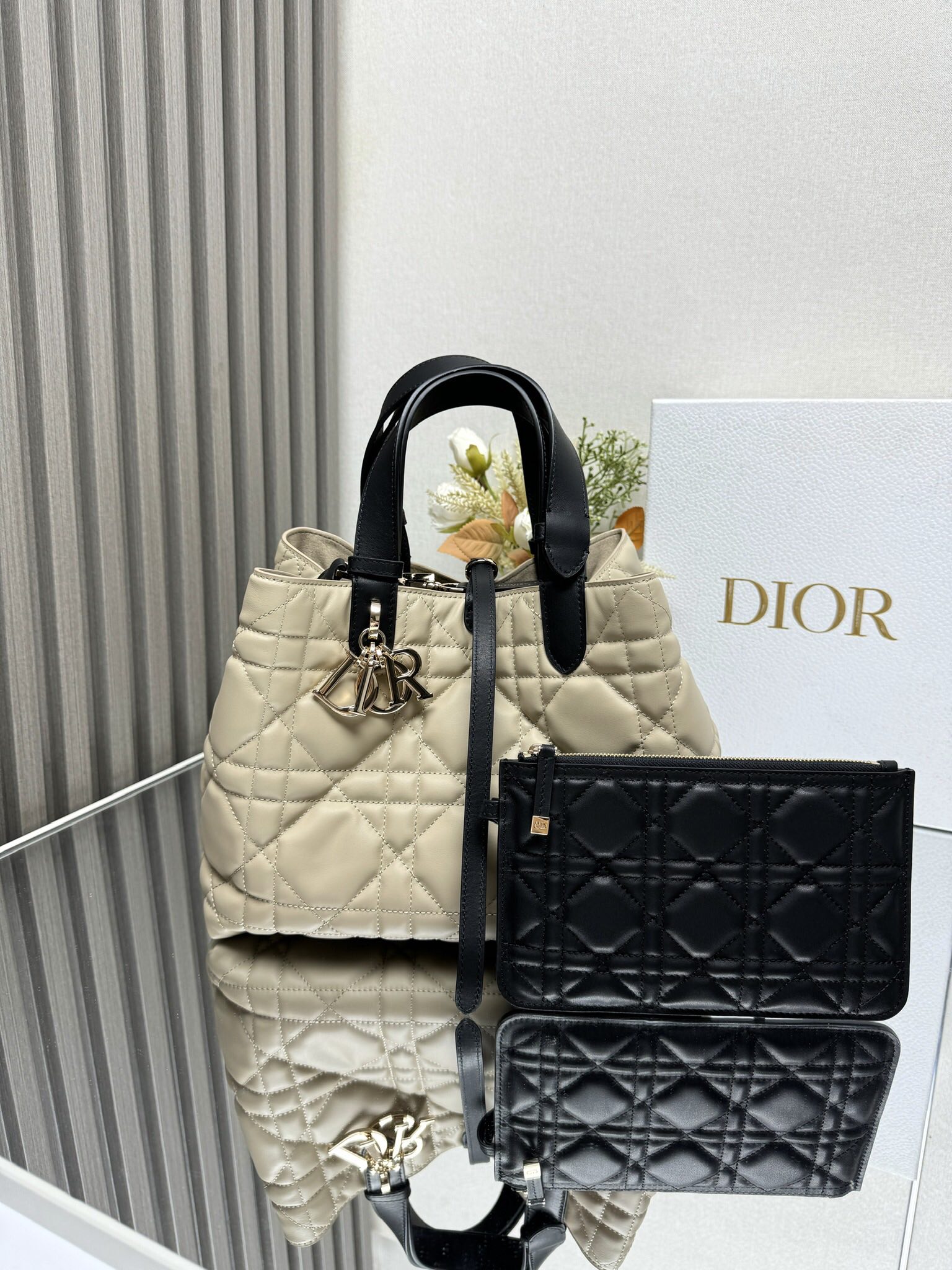 NO:186351,Genuine grade original leather Dior Toujours handbag [Medium apricot color and black] This Dior Toujours handbag was released in the 2023 Spring and Summer Series launch show, with a unique casual and practical design. It is carefully crafted from white cowhide leather, decorated with oversized rattan plaid line, spacious internal compartment paired with a small bag, which neatly stores various daily necessities, and also has CD Lock letter D knob type opening and closing, which can be adjusted on both sides to enhance the style. The leather handle has adjustable details and details, which can be easily carried. CD Lock and tie-up DIOR pendant Removable internal pouch Adjustable leather handle Included dust bag Model 2821 Size 28.5x19x21.5cm.,DIOR,dior,cowhide19860909正品级 原厂皮 Dior Toujours 手袋〔中号杏色配黑色〕 这款Dior Toujours 手袋于二零二三春夏系列发布秀精彩亮相,休闲实用的设计别具一格.采用白色牛皮革精心制作,饰以超大藤格纹缉面线,宽敞的内部隔层搭配小袋,可整齐收纳各种日常用品,另有CD Lock 字母D旋钮式开合,可调节两侧,提升格调.皮革手柄带有可调节细节细节,可轻松手提. CD Lock和系带开合 DIOR吊饰 可拆卸内部小袋 可调节皮革手柄 内含防尘袋  型号2821 尺寸28.5x19x21.5cm.,DIOR,dior,cowhide,Bag