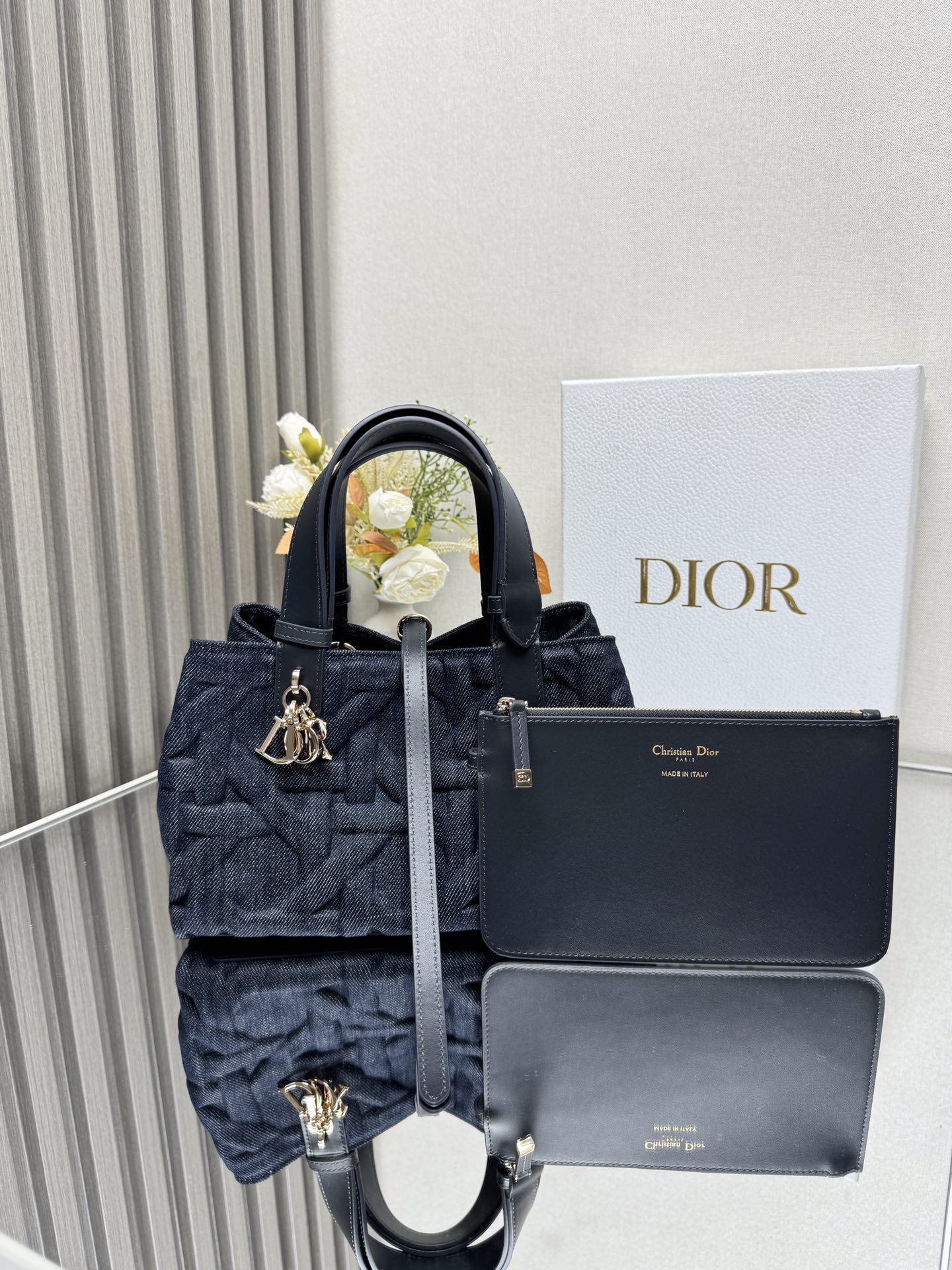 💯 Bolso Dior Toujours talla pequeña en denim con patrón de rombos en relieve. Este bolso Dior Toujours es casual y prá…