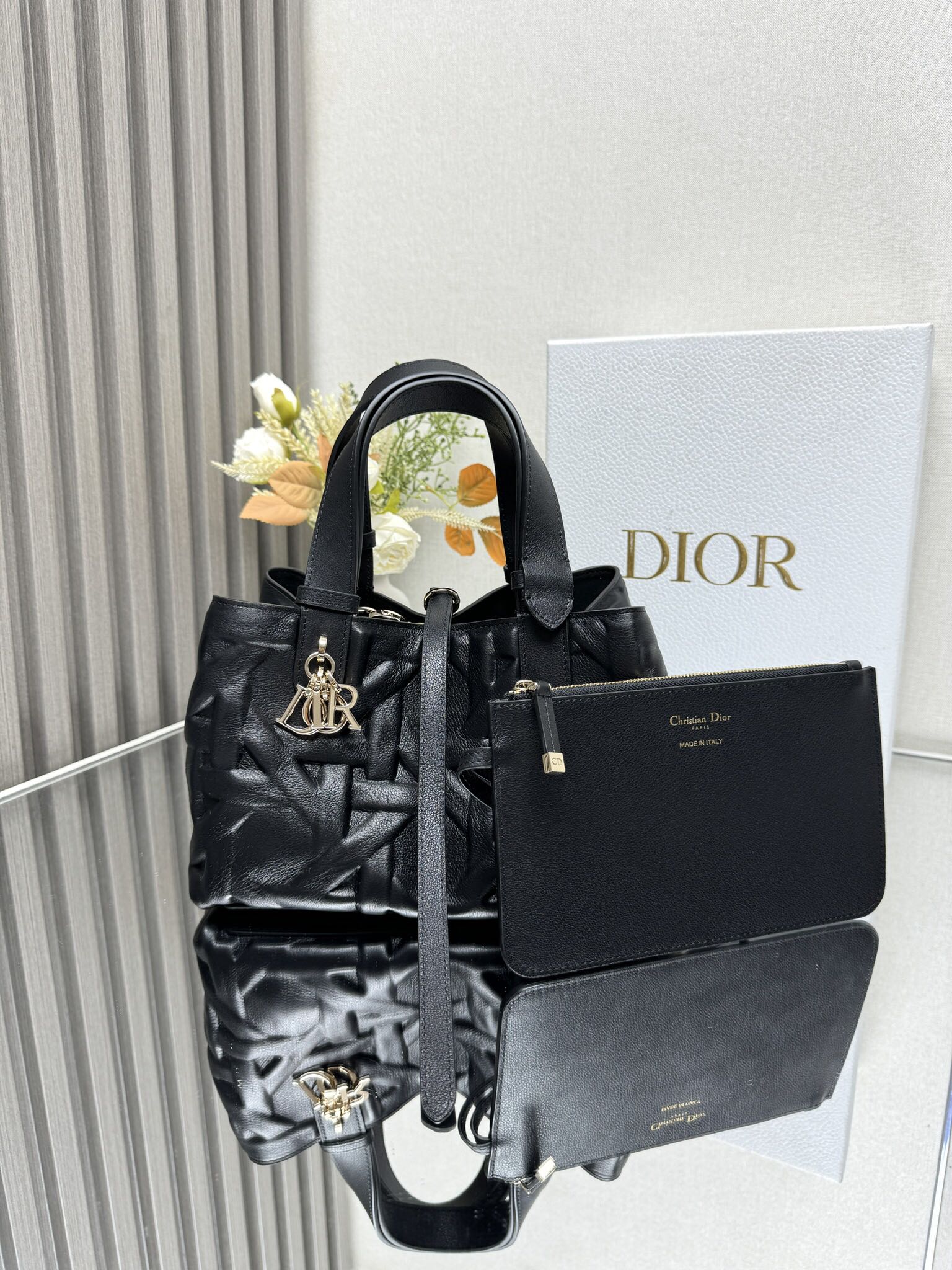 NO:556331,DIORTOUJOURS Handbag [Small Black Pressed Diamond] This Dior Toujours handbag made a wonderful appearance in the 2023 spring and summer series show. It has a unique casual and practical design. It is carefully made of black cow leather and decorated with oversized cannage pattern topstitching. The spacious internal compartment is equipped with small bags, which can neatly store various daily necessities, and also has a CD Lock  Letter D knob-type closure, adjustable on both sides, enhances style. Leather handle with adjustable details, easy to carry. CD Lock and lace closure DIOR charm Removable internal pouch Adjustable leather handle Dust bag included Model 2822 Size 23x15x15cm. 000690, Dior, dior, dior, cowhide19860909DIORTOUJOURS 手袋〔黑色压菱格小号〕 这款Dior Toujours 手袋于二零二三春夏系列发布秀精彩亮相,休闲实用的设计别具一格.采用黑色牛皮革精心制作,饰以超大藤格纹缉面线,宽敞的内部隔层搭配小袋,可整齐收纳各种日常用品,另有CD Lock 字母D旋钮式开合,可调节两侧,提升格调.皮革手柄带有可调节细节细节,可轻松手提. CD Lock和系带开合 DIOR吊饰 可拆卸内部小袋 可调节皮革手柄 内含防尘袋  型号2822 尺寸23x15x15cm. 000690,迪奥,dior,dior,cowhide,Bag