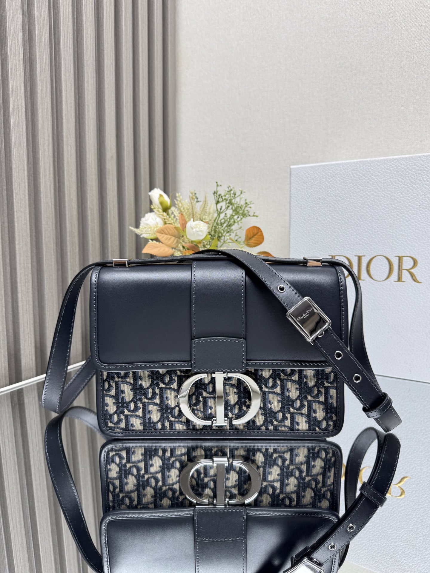 NO:209175,000580 Montaigne 30 (Montay big shoulder strap white steel) As one of the classic popular presbyterians, who hasn't gotten it yet? It's very Vintage's famous versatile king, and the more you use it, the more you get poisoned, it's more casual than the chain terms, and it's a blind one!  The highest version of original canvas presbyterian flower Size; 24×17×8cm Model: 8302, Dior, dior19860909000580 蒙田30（蒙田大肩带白钢）作为经典热门老花爆款之一的大蒙田谁还没Get 到它的美,非常Vintage 出名的百搭王,且越用越中毒啊比链条款更休闲随性,盲入的一只！ 原厂帆布老花最高版本 Size；24×17×8cm 型号:8302,迪奥,dior,Bag