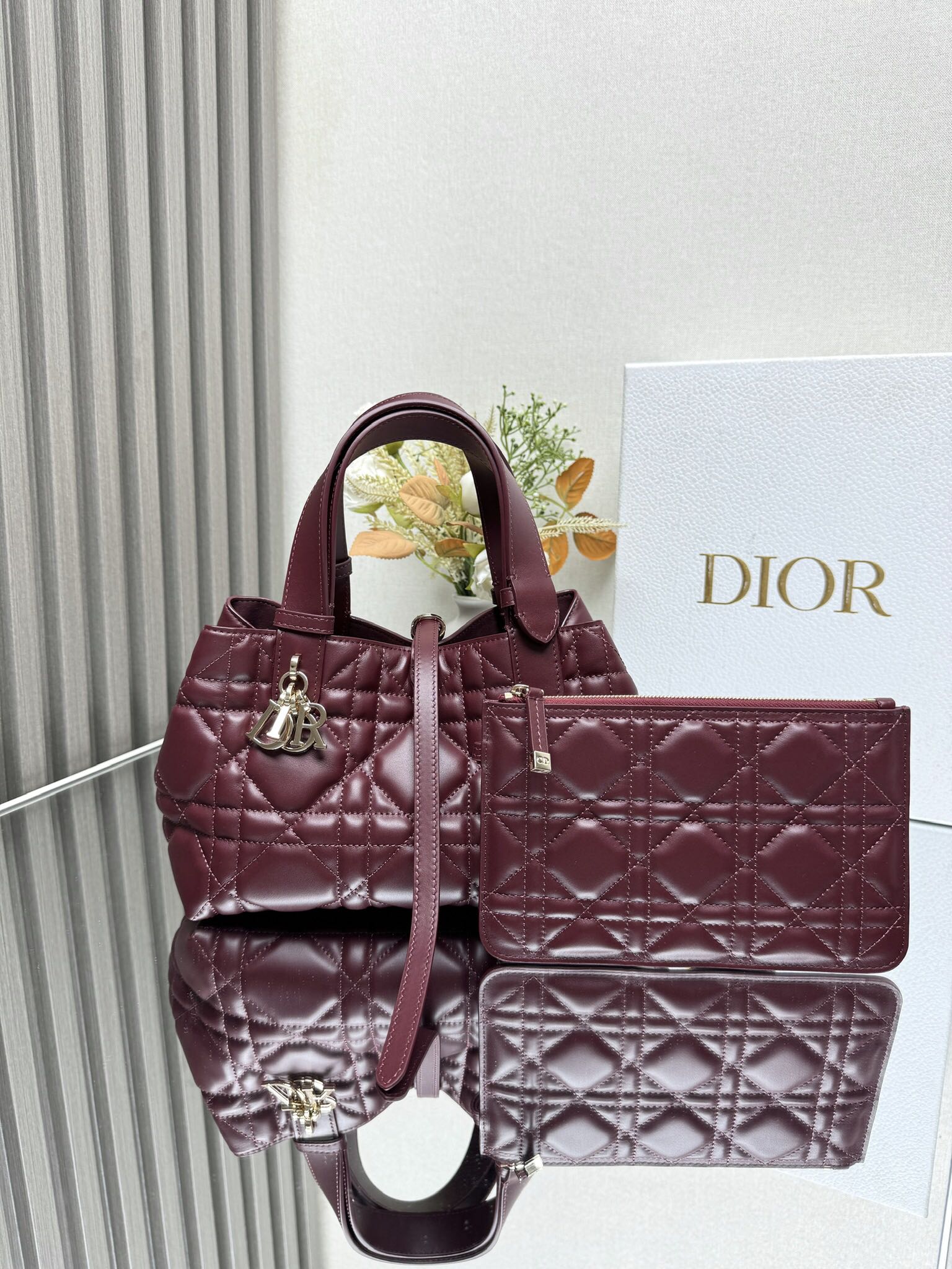 NO:209321,DIORTOUJOURS Handbag [Burgundy Small] This Dior Toujours Handbag was released in the 2023 Spring and Summer Series. It has a unique design. It is carefully crafted from pink cowhide leather, decorated with oversized rattan plaid lines, spacious internal compartment paired with small bags, which neatly store various daily necessities. There is also a CD Lock letter D knob closure, which can adjust both sides to enhance the style. The leather handle has adjustable details and can be easily carried. CD Lock and lace-up closure DIOR pendant Removable internal bag Adjustable leather handle Included dust bag Model 2822 Size 23x15x15cm. 000690, Dior, dior, dior, cowhide19860909DIORTOUJOURS 手袋〔酒红色小号〕 这款Dior Toujours 手袋于二零二三春夏系列发布秀精彩亮相,休闲实用的设计别具一格.采用粉色牛皮革精心制作,饰以超大藤格纹缉面线,宽敞的内部隔层搭配小袋,可整齐收纳各种日常用品,另有CD Lock 字母D旋钮式开合,可调节两侧,提升格调.皮革手柄带有可调节细节细节,可轻松手提. CD Lock和系带开合 DIOR吊饰 可拆卸内部小袋 可调节皮革手柄 内含防尘袋  型号2822 尺寸23x15x15cm. 000690,迪奥,dior,dior,cowhide,Bag