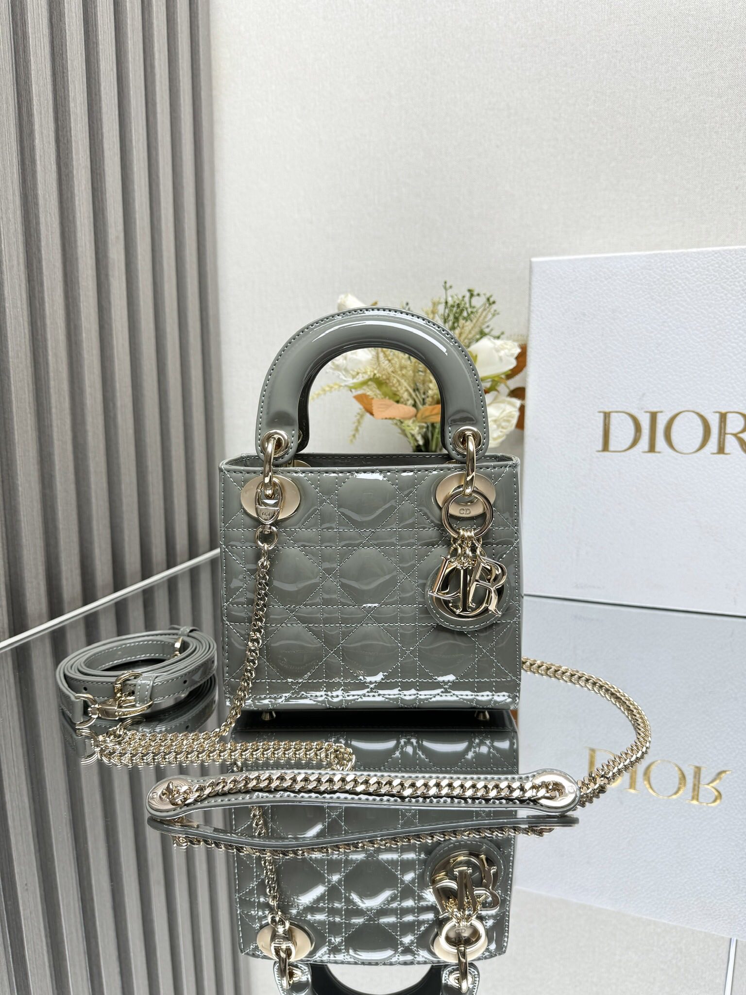 NO:185086,Genuine grade original leather version Classic Lady three-grid rock grey patent leather Model This LadyD O'Da's bag combines elegant temperament and modern style. The overall body is exquisite sheepskin, decorative letter enamel gold, and is paired with removable shoulder straps. Elegant and practical capacity to meet daily storage. It is very light to use. A must-have for fashion trendy people. Perfect details are comparable to brick cabinets. Super great. 5 reviews. Size: 17*15*7cm, DIOR, dior, sheepskin19860909正品级 原厂皮版本 经典戴妃Lady三格岩石灰色漆皮 型号 这款LadyD奥戴妃包结合优雅气质与现代风范 整体包身采用精致羊皮 装饰字母珐琅彩金 搭配可拆卸肩带 优雅实用容量满足日常收纳 而且上手很轻盈哦 时尚潮人必备 完美细节媲美砖柜超级棒5评价 Size:17*15*7cm,DIOR,dior,sheepskin,Bag