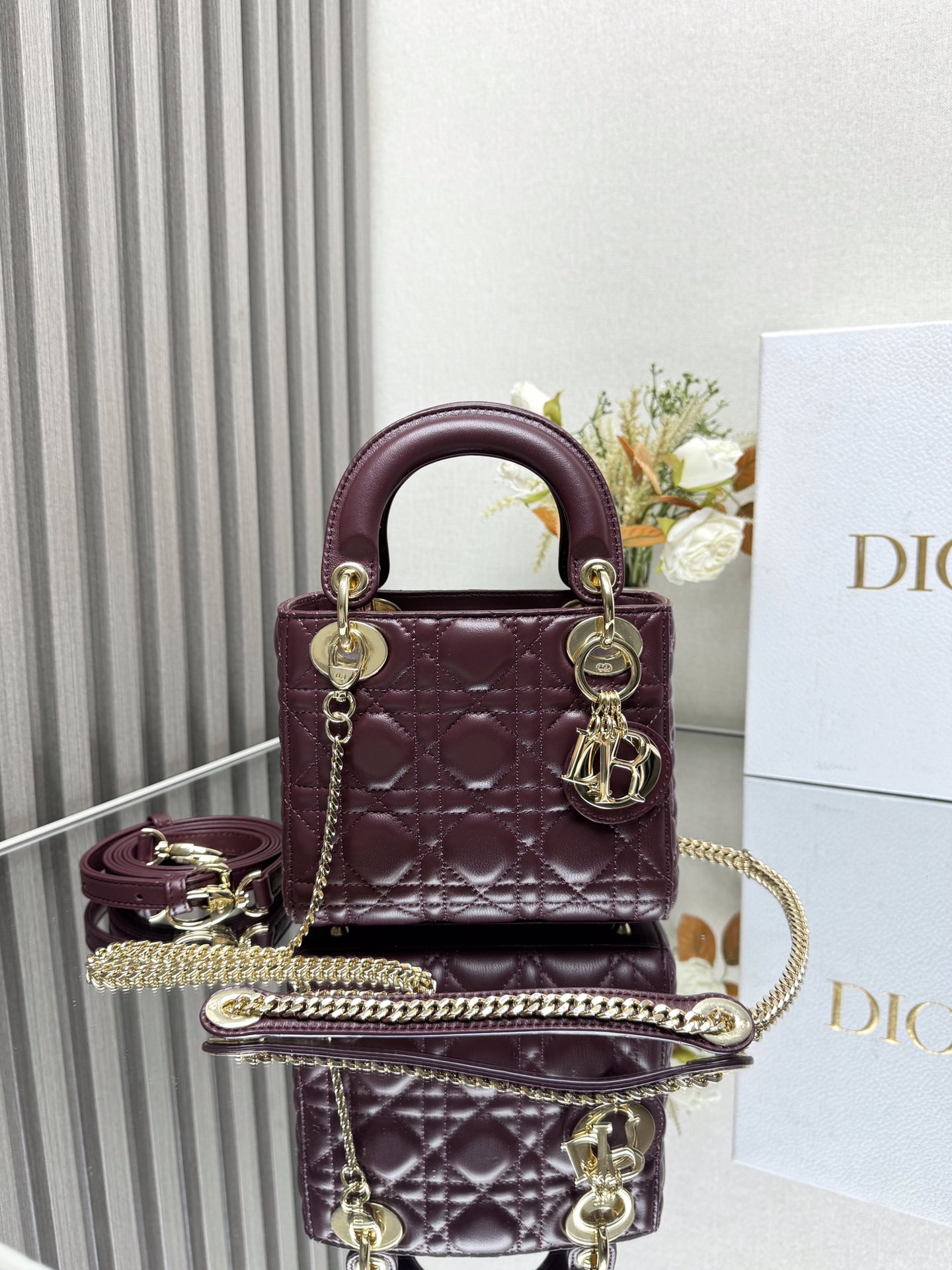 NO:185107,Genuine grade original leather version classic Lady three-piece burgundy sheepskin model This LadyD O'Daeba bag combines elegant temperament and modern style. The overall body is exquisite sheepskin, decorative letter enamel gold, and is paired with removable shoulder straps. Elegant and practical capacity to meet daily storage. It is very light to use. A must-have for fashion trendy people. Perfect details are comparable to brick cabinets. Super great. 5 reviews. Size: 17*15*7cm, DIOR, dior, sheepskin19860909正品级 原厂皮版本 经典戴妃Lady三格酒红色羊皮 型号 这款LadyD奥戴妃包结合优雅气质与现代风范 整体包身采用精致羊皮 装饰字母珐琅彩金 搭配可拆卸肩带 优雅实用容量满足日常收纳 而且上手很轻盈哦 时尚潮人必备 完美细节媲美砖柜超级棒5评价 Size:17*15*7cm,DIOR,dior,sheepskin,Bag