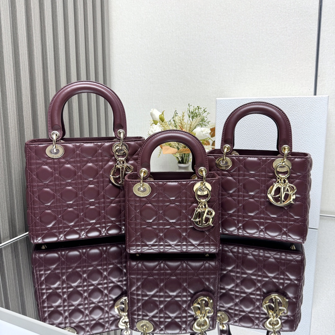 Lady Dior en cinco, cuatro y tres compartimentos en color vino tinto