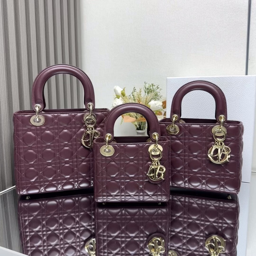 Video pequeño de Lady Dior en cinco, cuatro y tres compartimentos en color vino tinto