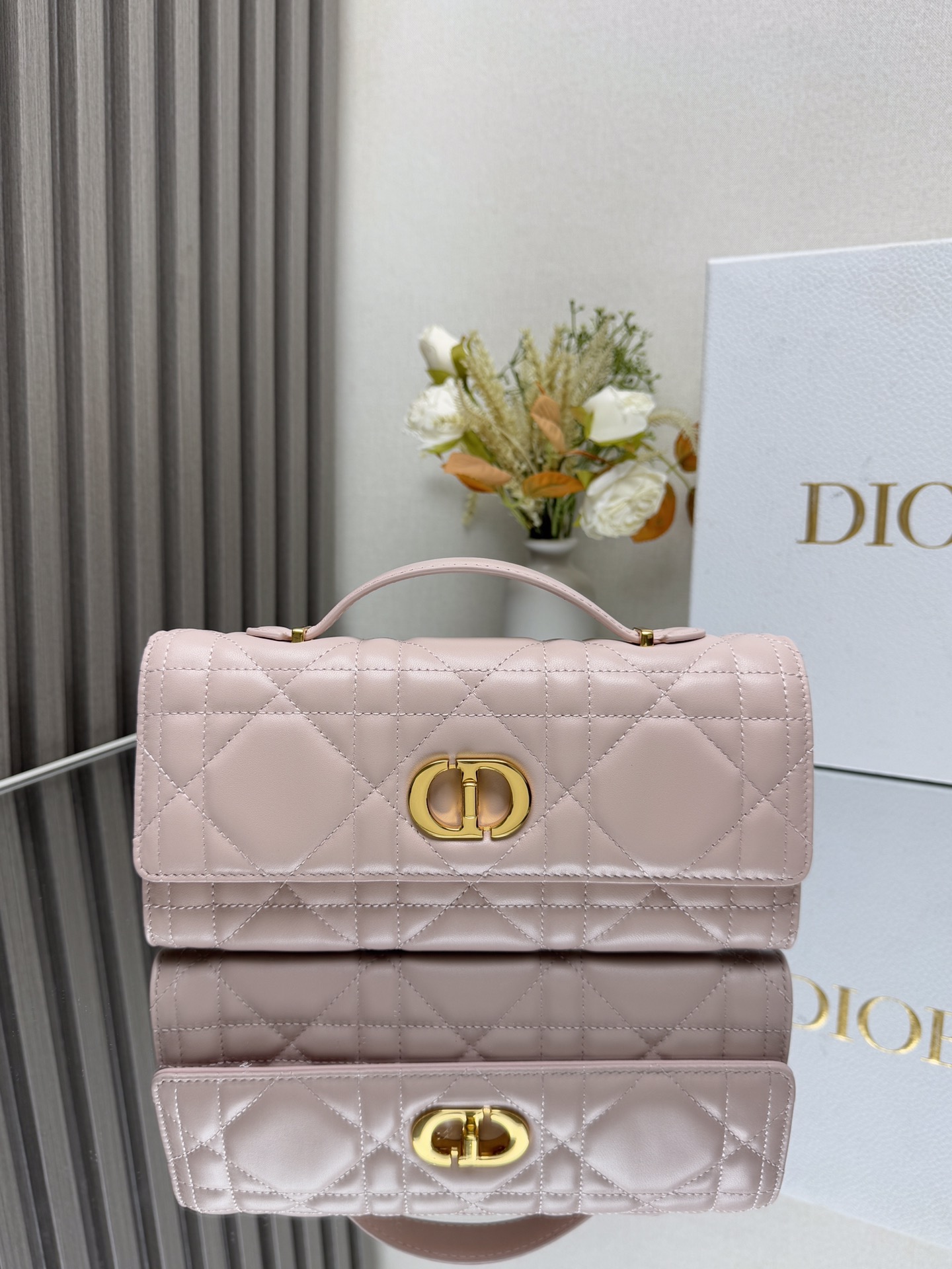 NO:204769,Miss Caro Top Handle clutch Pink sheep leather oversized rattan checked Model: 5221 This Miss Caro Top Handle clutch is a new product in the early spring series of 2025. It is a daily item that highlights the exquisite charm. It is carefully crafted from black sheep leather, decorated with oversized rattan checked top thread, and the flip is decorated with retro gold finish metal knob CD buckle, inspired by the seal of Christian Dior perfume bottle, and a compartment to store a variety of daily necessities. It is paired with a foldable top handle, which can be carried and enhances the exquisite appearance. Material fabric sheep leather lining sheepskin, leather fabric knob CD buckle Flip opening and closing 1 internal compartment 1 insert bag 6 slots  Foldable leather top handle Included dust bag Size 24 x 12 x 4 cm (L x H x W) Can hold 1 card clip and 1 mobile phone, Dior, Dior, Dior, Handbag, Sheepskin19860909Miss Caro Top Handle 手拿包 粉色羊皮革超大藤格纹 型号: 5221 这款 Miss Caro Top Handle 手拿包是二零二五早春系列新品,是一款彰显精致魅力的日常单品.采用黑色羊皮革精心制作,饰以超大藤格纹缉面线,翻盖饰以复古金色饰面金属旋钮式 CD 扣环,灵感源自 Christian Dior 香水瓶的封口,搭配一个隔层,可收纳各种日常用品.搭配可折叠的顶部手柄,可手提,提升精致外观. 材质面料羊皮革 里料羊皮,革织物 旋钮式 CD 扣环 翻盖开合 1 个内部隔层 1 个插袋 6 个卡槽 可折叠的皮革顶部手柄 内含防尘袋 尺寸24 x 12 x 4 厘米（长 x 高 x 宽） 可收纳 1 个卡夹和 1 部手机,迪奥,dior,dior,handbag,sheepskin,Bag