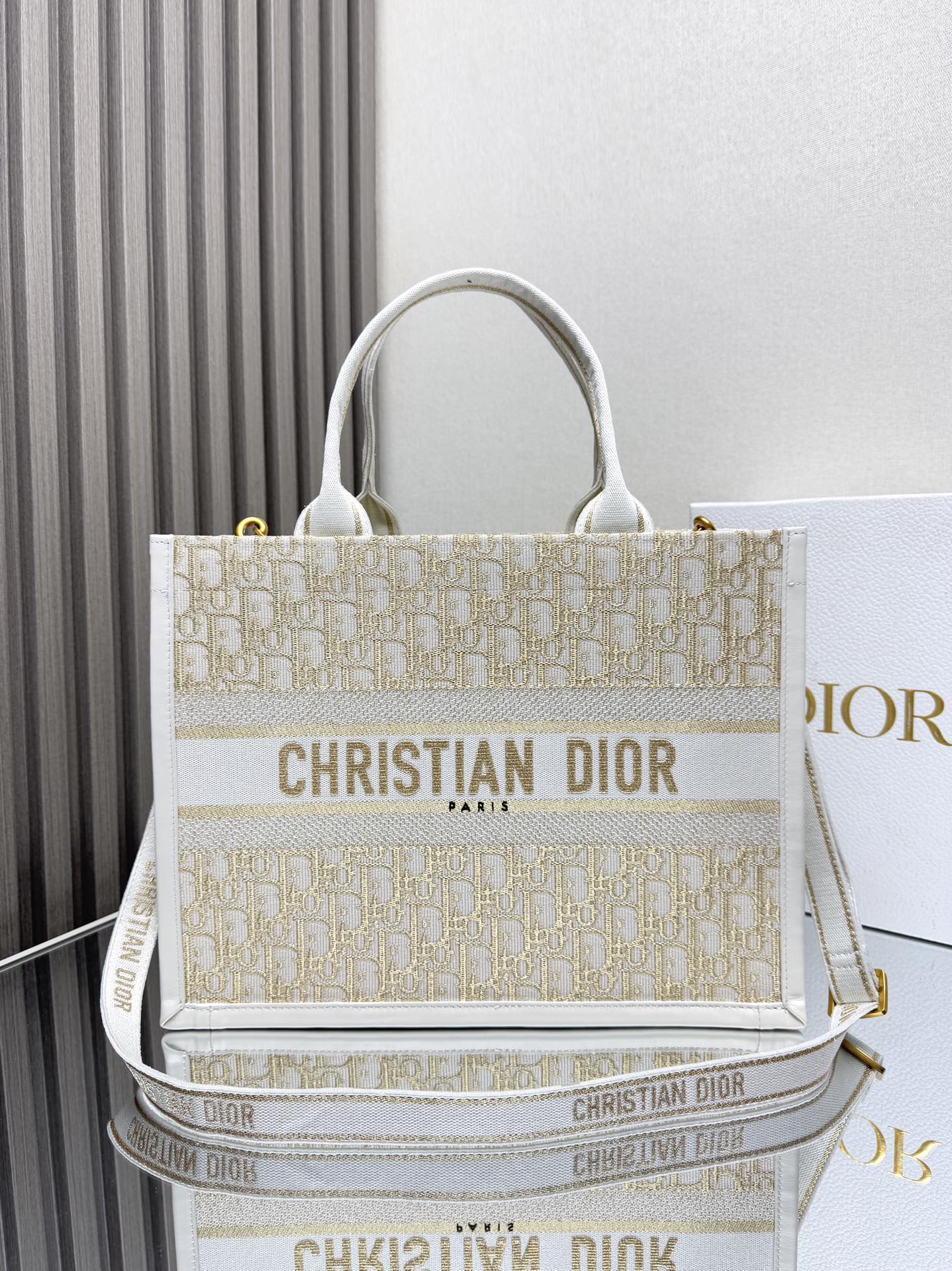 【Bordado dorado D con piel combinada y correa para el hombro ❤ Tamaño mediano】 Dior book tote bolsa de compras. Esta bo…