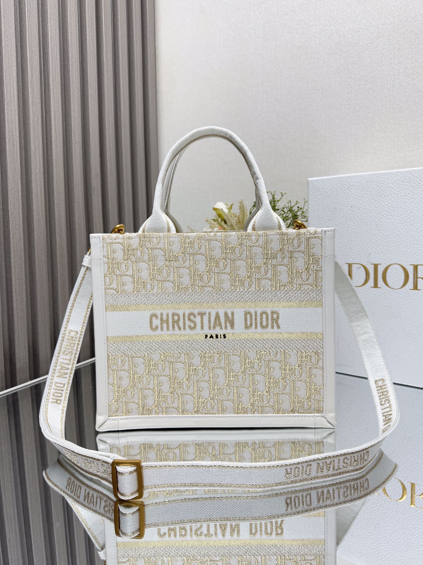 【Bordado dorado D con piel combinada y correa para el hombro, nuevo tamaño】 Dio.r Mini Book tote, un accesorio retro y …