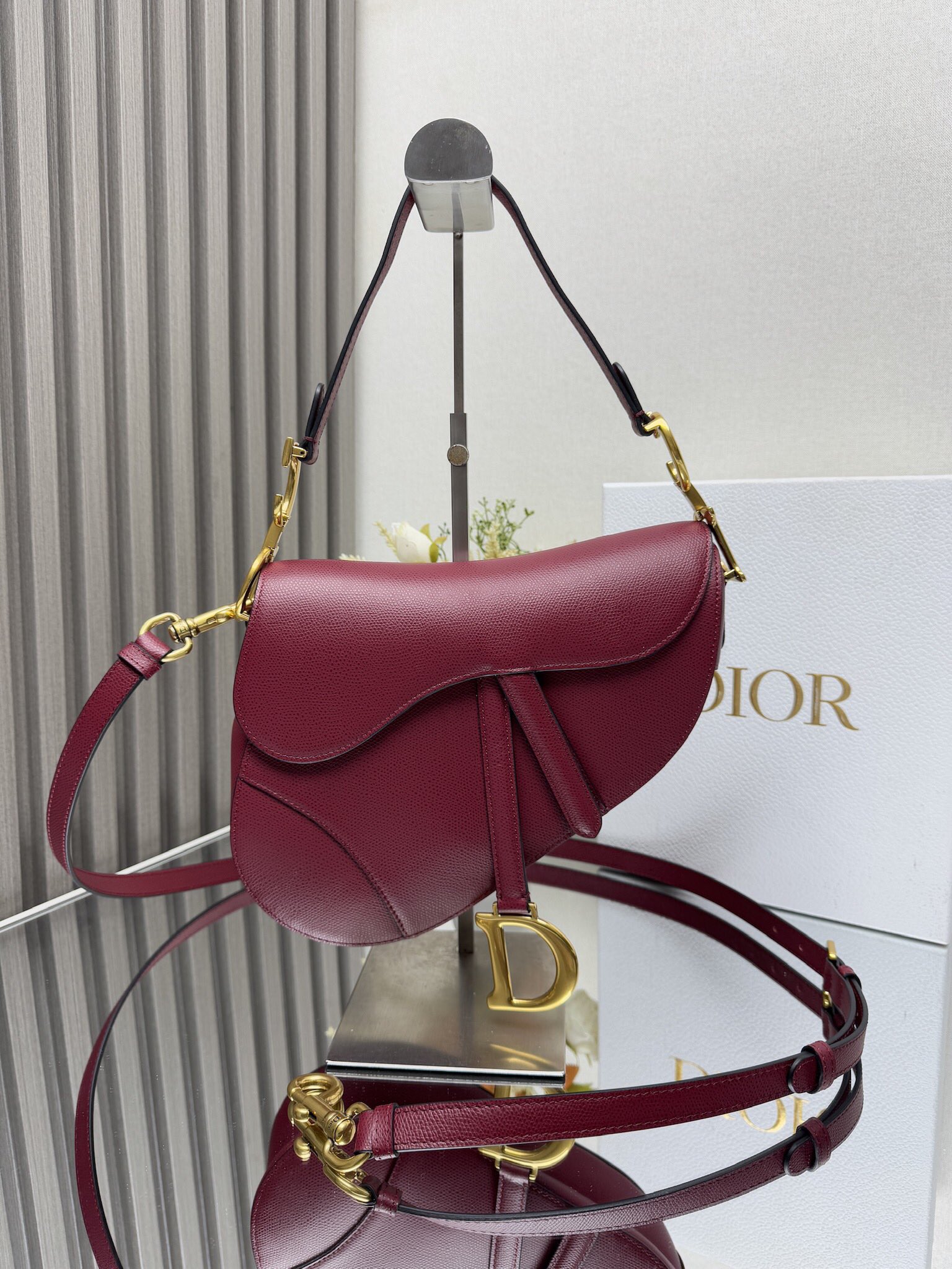 NO:209123,000650D S saddle bag large size [Palm-printed burgundy leather] returns a big comeback. Recreate the classic beauty. This series of handbags have just been launched and immediately became one of the 