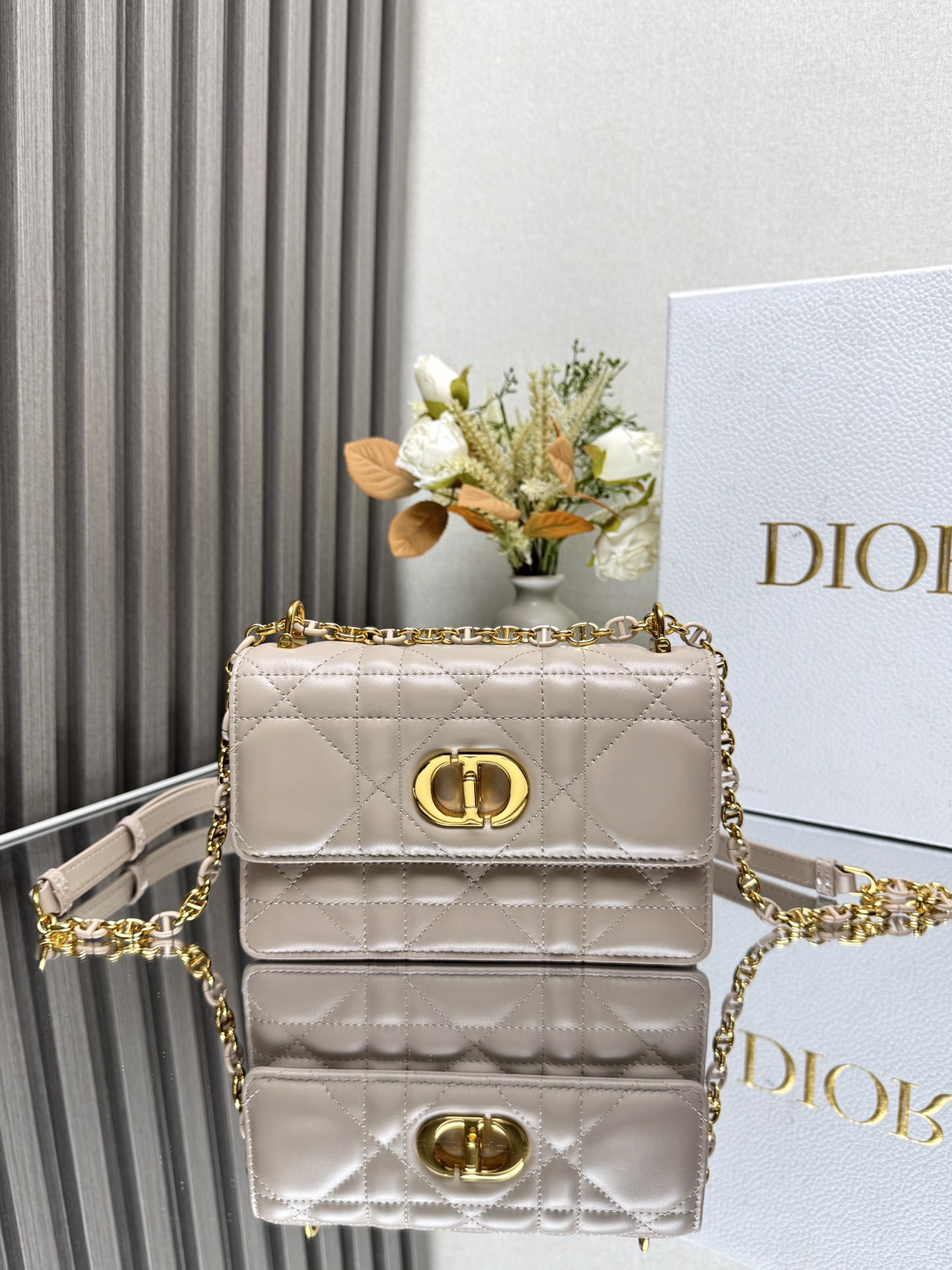 NO:204770,New product launches Miss Caro Chain Handbag S Model: 5169 The new Caro Handbag that is popular all over the world is carefully crafted with imported sheepskin, continuing the elegant classic rattan plaid surface line, flip-open and closed knob lock buckle with classic 