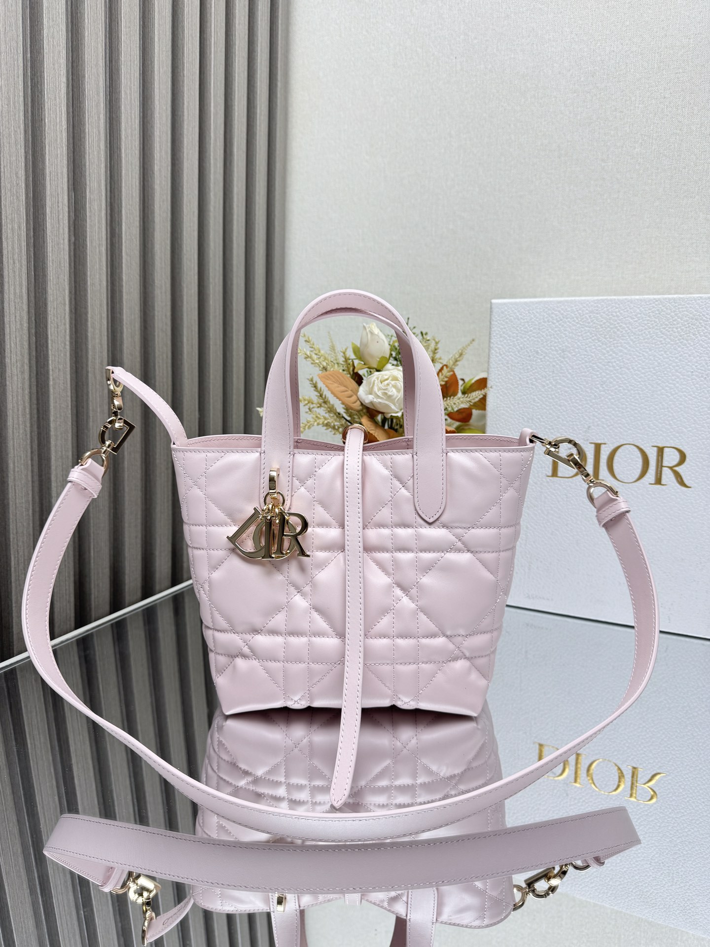 NO:186348,Genuine grade original leather This Dior Toujours vertical handbag is a new product in the early spring 2025 garment series. It is stylish and practical and unique. It is carefully crafted from pink cowhide leather, decorated with oversized rattan plaid line, and a spacious internal compartment can store various daily necessities. It has a slim leather strap opening and closing, which can safely store all kinds of items. It also has CD Lock letter D knob buckle, which can be adjusted on both sides to enhance the style. Small style, top leather handle is paired with removable leather shoulder straps, which can be carried, shoulder or crossbody. Main body: cowhide leather lining: cowhide size 16×18×12cm model number, DIOR, dior, cowhide19860909正品级 原厂皮 这款 Dior Toujours竖版手袋是二零二五早春成衣系列新品,时尚实用,别具一格.采用粉色牛皮革精心制作,饰以超大藤格纹缉面线,宽敞的内部隔层可收纳各种日常用品.设有纤细皮革系带开合,可安全收纳各种物品,另有CD Lock 字母D旋钮式扣环,可调节两侧,提升格调.小号款式,顶部皮革手柄搭配可拆卸的皮革肩带,可手提、肩背或斜挎 主体:牛皮革里料:牛皮革 尺寸16×18×12cm 款号,DIOR,dior,cowhide,Bag