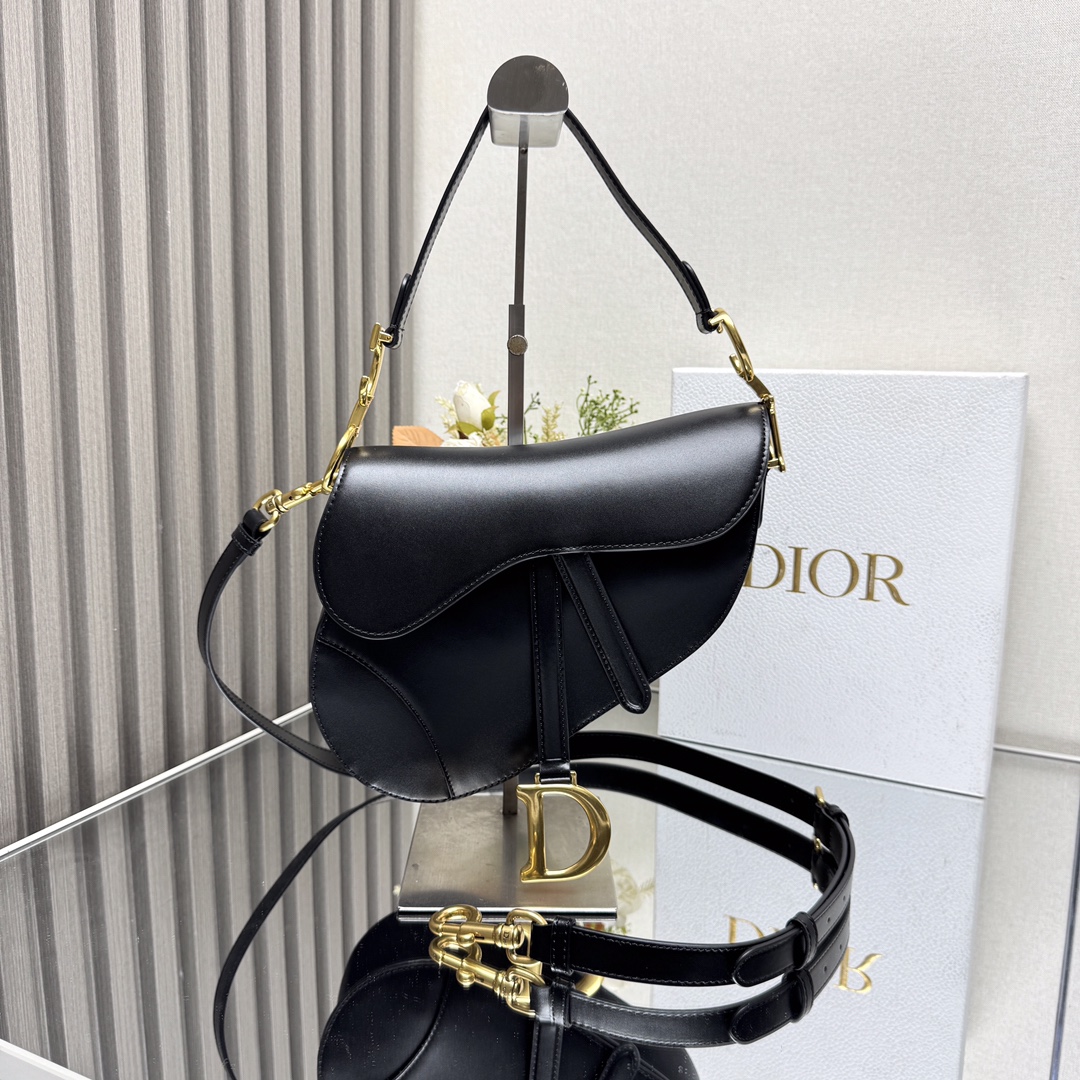 NO:209138,000650D S saddle bag large size [plaid black leather] returns a big comeback. Recreate the classic beauty. This series of handbags have just been launched and immediately became one of the 