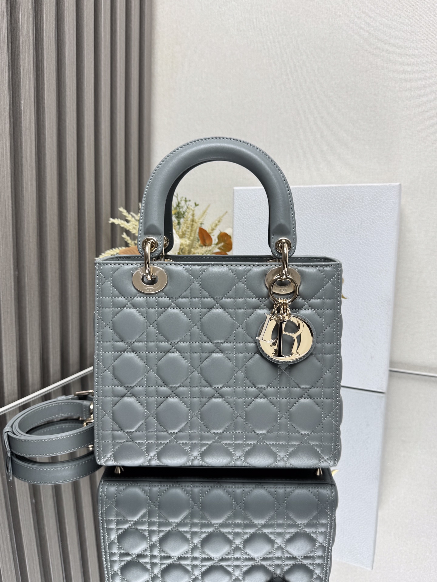 NO:387617,000680【Lady Dio.r My ABC】'Rock Lime Sheepskin' / Five-Screen Sheepskin/ This handbag embodies Dio.r's profound insight into elegance and beauty. It is carefully crafted from lamb leather and creates quilting details with the iconic rattan plaid stitching. The elegant and classic design lasts forever. Decorated with the same tone enamel, the inner with sheep velvet, the chain shoulder strap, and the inner zippered pocket can be carried, shoulder or crossbody. Size 24×20×11 cm, Dior, dior, sheepskin, sheep19860909000680【Lady Dio.r My ABC】「岩石灰羊皮」 /五格羊皮/ 这款手袋集中体现了Dio.r 对典雅和美丽的深刻洞见.采用小羊皮革精心制作,以标志性的藤格纹针脚打造绗缝细节,高雅经典的设计经久不衰.饰以同色调珐琅彩,内配羊猄绒,搭配链条肩带,内部拉链口袋,可手提、肩背或斜挎 尺寸24×20×11厘米,迪奥,dior,dior,sheepskin,sheep,Bag
