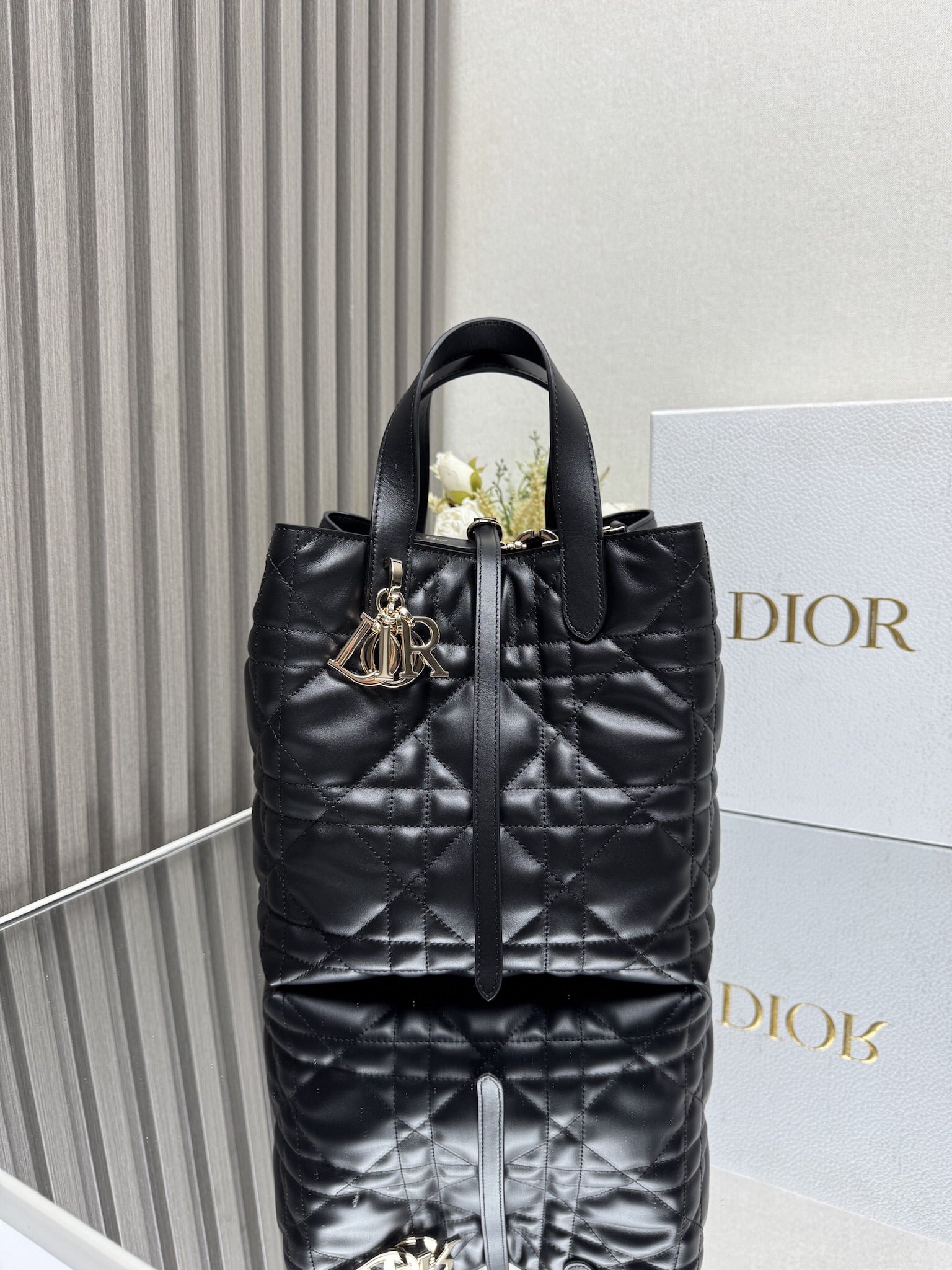 NO:209287,This Dior Toujours vertical handbag is stylish and functional. It is carefully crafted from black cowhide leather, decorated with oversized rattan plaid closure, and a spacious interior compartment to store all kinds of daily necessities. It has a slim leather lace-up closure for safe storage of items, and a CD Lock letter D knob buckle that adjusts both sides to enhance style. A medium style, top leather handle with removable leather shoulder straps for hand, shoulder or crossbody. Body cowhide leather Lining cowhide leather Double-close design slim lace-up and Christian Dior aris lace-up CD Lock buckle D.I.O.R. Suspension Interior insertion bag for card placement Top leather handle Removable leather shoulder strap Size 23 x 24 x 16CM  Model: M2836 000700, Dior, Dior, Dior, Cowhide19860909这款 Dior Toujours 竖版手袋时尚实用,别具一格.采用黑色牛皮革精心制作,饰以超大藤格纹缉面线,宽敞的内部隔层可收纳各种日常用品.设有纤细皮革系带开合,可安全收纳各种物品,另有 CD Lock 字母 D 旋钮式扣环,可调节两侧,提升格调.中号款式,顶部皮革手柄搭配可拆卸的皮革肩带,可手提、肩背或斜挎. 主体牛皮革 里料牛皮革 双开合设计纤细系带和 Christian Dior aris 系带搭配 CD Lock 扣环 D.I.O.R. 吊饰 内部插袋可放置卡片 顶部皮革手柄 可拆卸皮革肩带 尺寸23 x 24 x 16CM 型号:M2836 000700,迪奥,dior,dior,cowhide,Bag