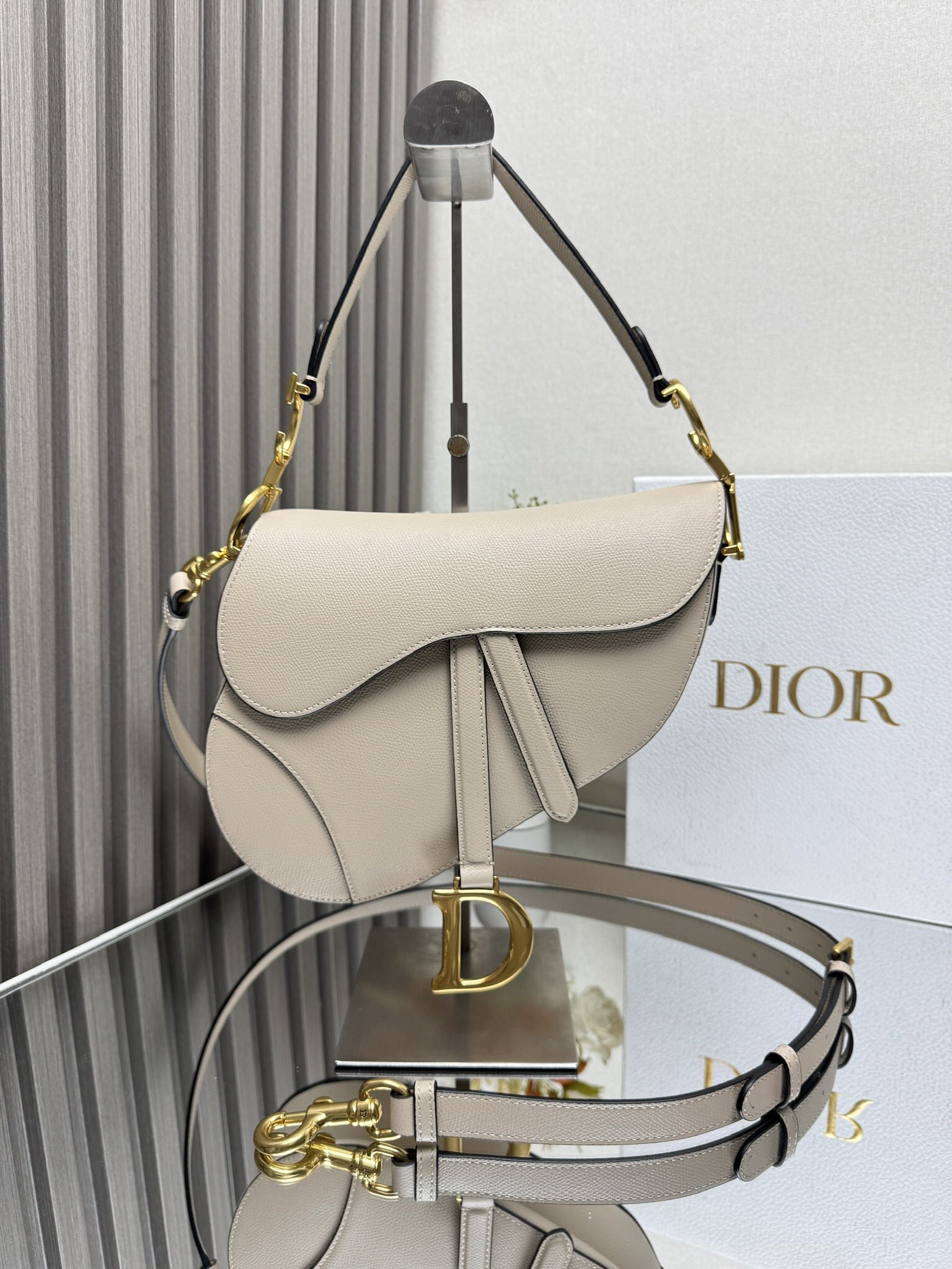 NO:209116,000650D S saddle bag large size [palm noodle beige leather] returns a big comeback. Recreate the classic beauty. This series of handbags have just been launched and immediately became one of the 