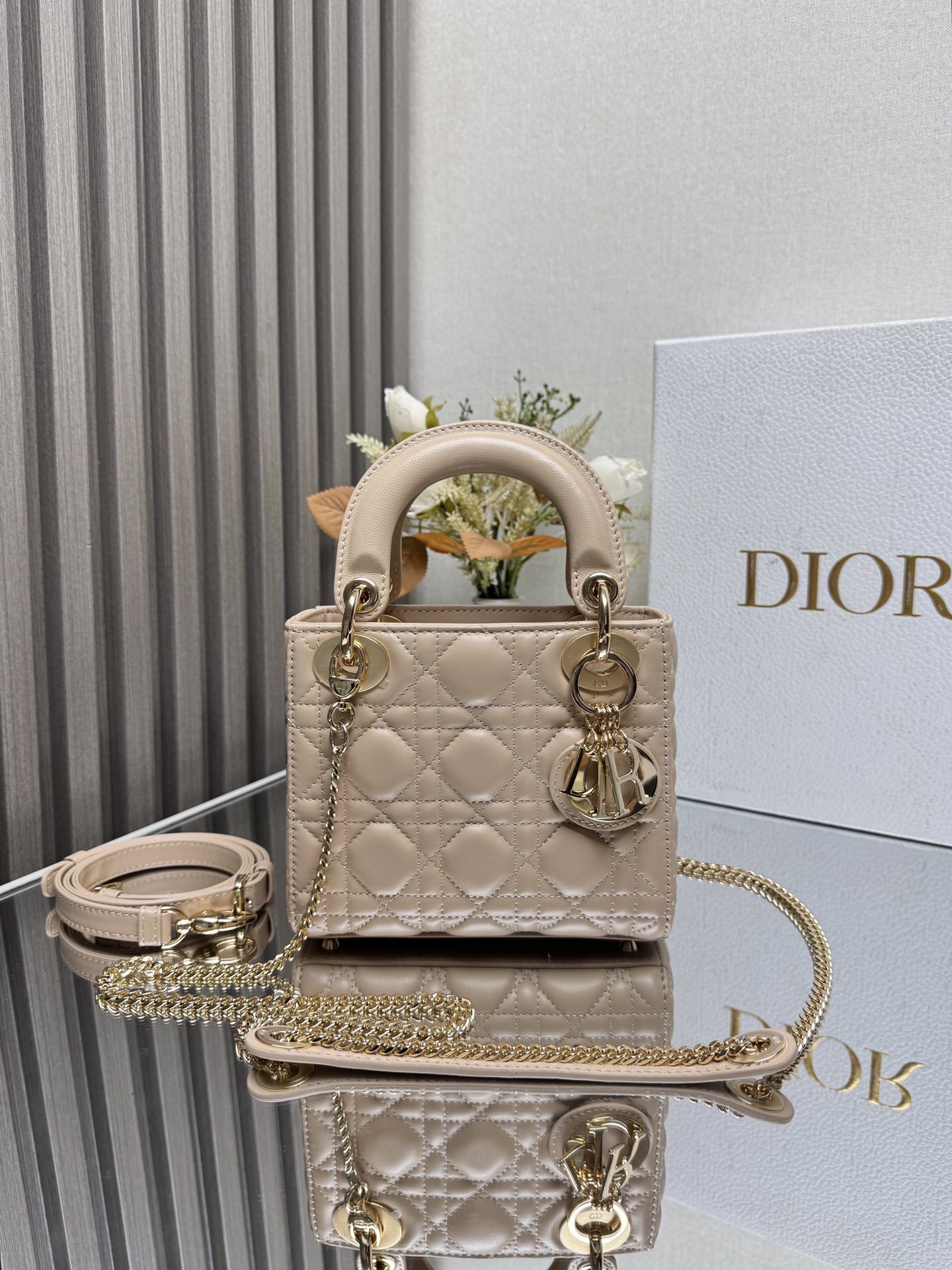 NO:209172,Classic Lady three-grid rice apricot color lambskin Model This LadyD O'O'O'O'O'O'O'O'O'O'O'O'O'O'O'O'O'O'O'O'O'O'O'O'O'O'O'O'O'O'O'O'O'O'O'O'O'O'O'O'O'O'O'O'O'O'O'O'O'O'O'O'O'O'O'O'O'O'O'O'O'O'O'O'O'O'O'O'O'O'O'O'O'O'O'O'O'O'O'O'O'O'O'O'O'O'O'O'O'O'O'O'O'O'O'O'O'O'O'O'O'O'O'O'O'O'O'O'O'O'O'O'O'O'S 5 Evaluation Size: 17*15*7cm 000550, Dior, dior, sheepskin19860909经典戴妃Lady三格米杏色小羊皮 型号 这款LadyD奥戴妃包结合优雅气质与现代风范 整体包身采用精致羊皮 装饰字母珐琅彩金 搭配可拆卸肩带 优雅实用容量满足日常收纳 而且上手很轻盈哦 时尚潮人必备 完美细节媲美砖柜超级棒5评价 Size:17*15*7cm 000550,迪奥,dior,sheepskin,Bag