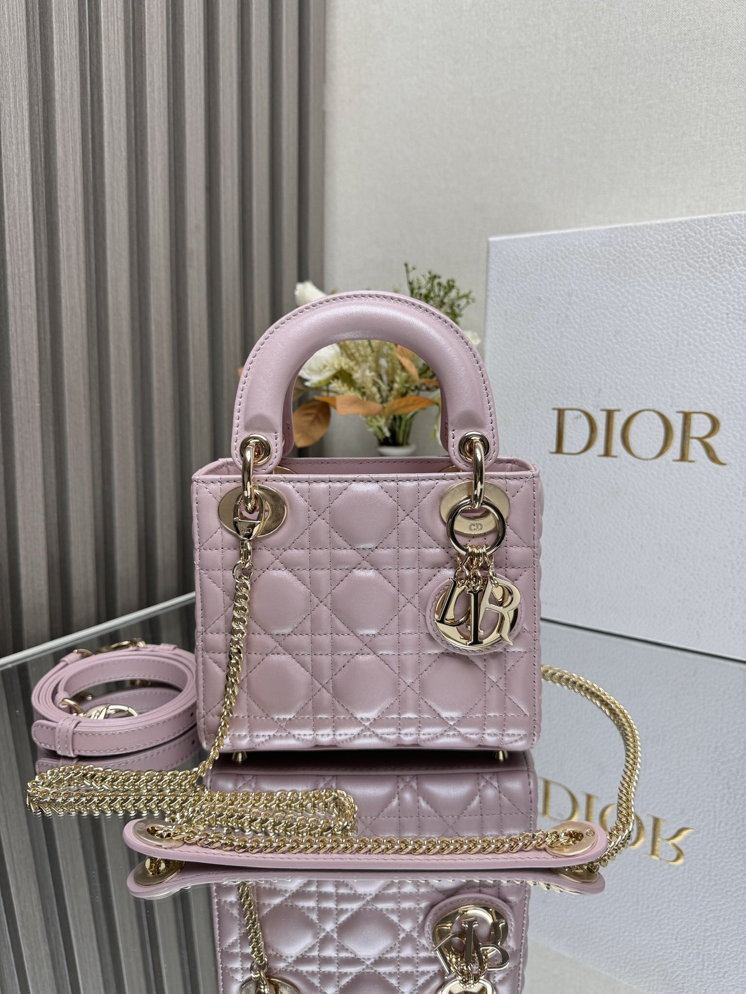 NO:209186,Classic Lady three-grid pearl powder sheepskin model This LadyD Au Diana bag combines elegant temperament and modern style. The overall body is exquisite sheepskin, decorative letter enamel gold, and is paired with removable shoulder straps. Elegant and practical capacity to meet daily storage. It is very light to use. A must-have for fashion trendy people. Perfect details are comparable to brick cabinets. Super great. 5 reviews. Size: 17*15*7cm 000580, Dior, dior, sheepskin19860909经典戴妃Lady三格珠光粉羊皮 型号 这款LadyD奥戴妃包结合优雅气质与现代风范 整体包身采用精致羊皮 装饰字母珐琅彩金 搭配可拆卸肩带 优雅实用容量满足日常收纳 而且上手很轻盈哦 时尚潮人必备 完美细节媲美砖柜超级棒5评价 Size:17*15*7cm 000580,迪奥,dior,sheepskin,Bag