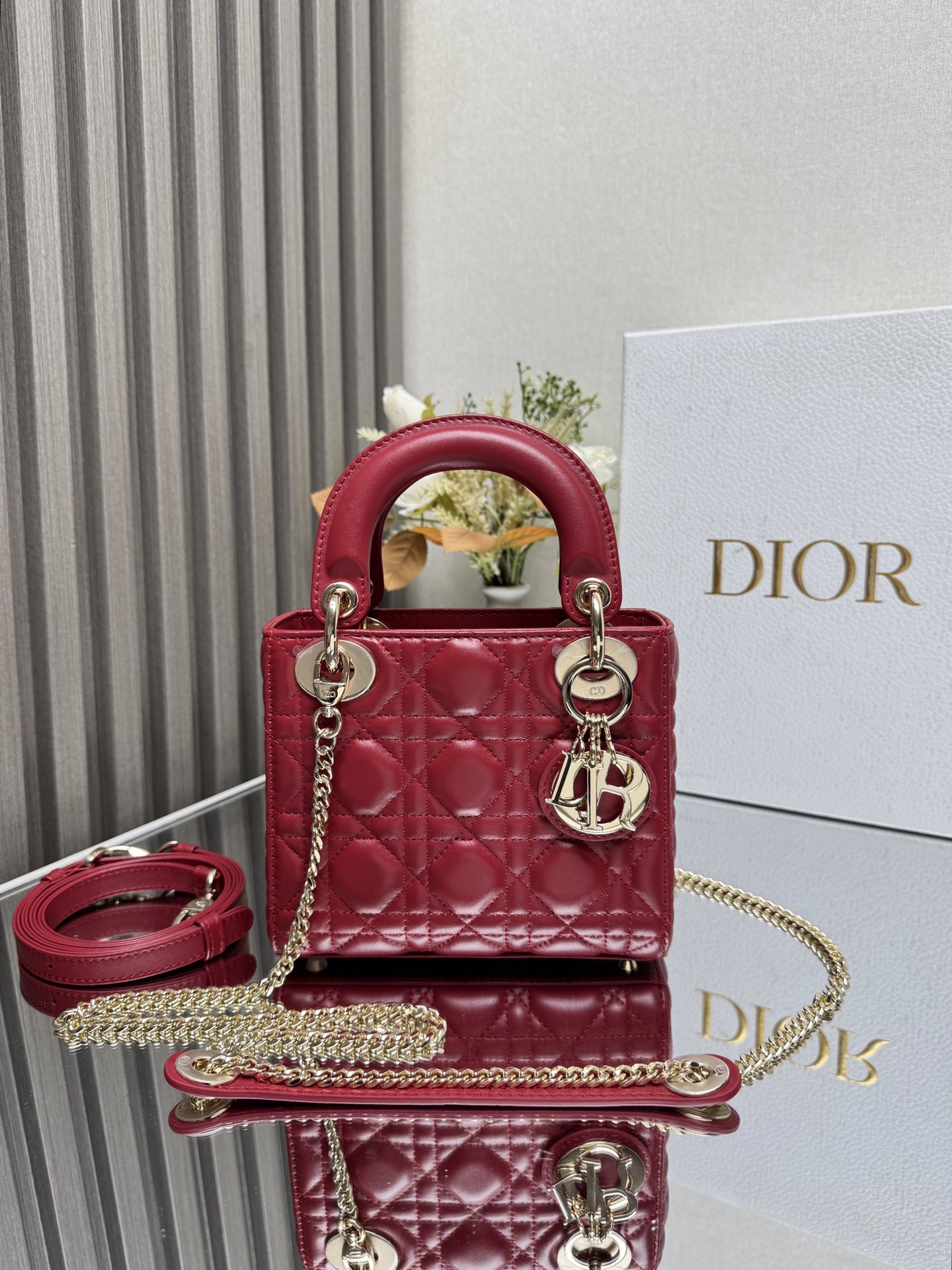 NO:209199,Classic Lady three-grid red sheepskin Model This LadyD Au Diana bag combines elegant temperament and modern style. The overall body is made of exquisite sheepskin, decorative letter enamel gold, and is paired with removable shoulder straps. Elegant and practical capacity to meet daily storage. It is very light to use. A must-have for fashion trendy people. Perfect details are comparable to brick cabinets. Super great. 5 reviews. Size: 17*15*7cm 000580, Dior, dior, sheepskin19860909经典戴妃Lady三格红色羊皮 型号 这款LadyD奥戴妃包结合优雅气质与现代风范 整体包身采用精致羊皮 装饰字母珐琅彩金 搭配可拆卸肩带 优雅实用容量满足日常收纳 而且上手很轻盈哦 时尚潮人必备 完美细节媲美砖柜超级棒5评价 Size:17*15*7cm 000580,迪奥,dior,sheepskin,Bag