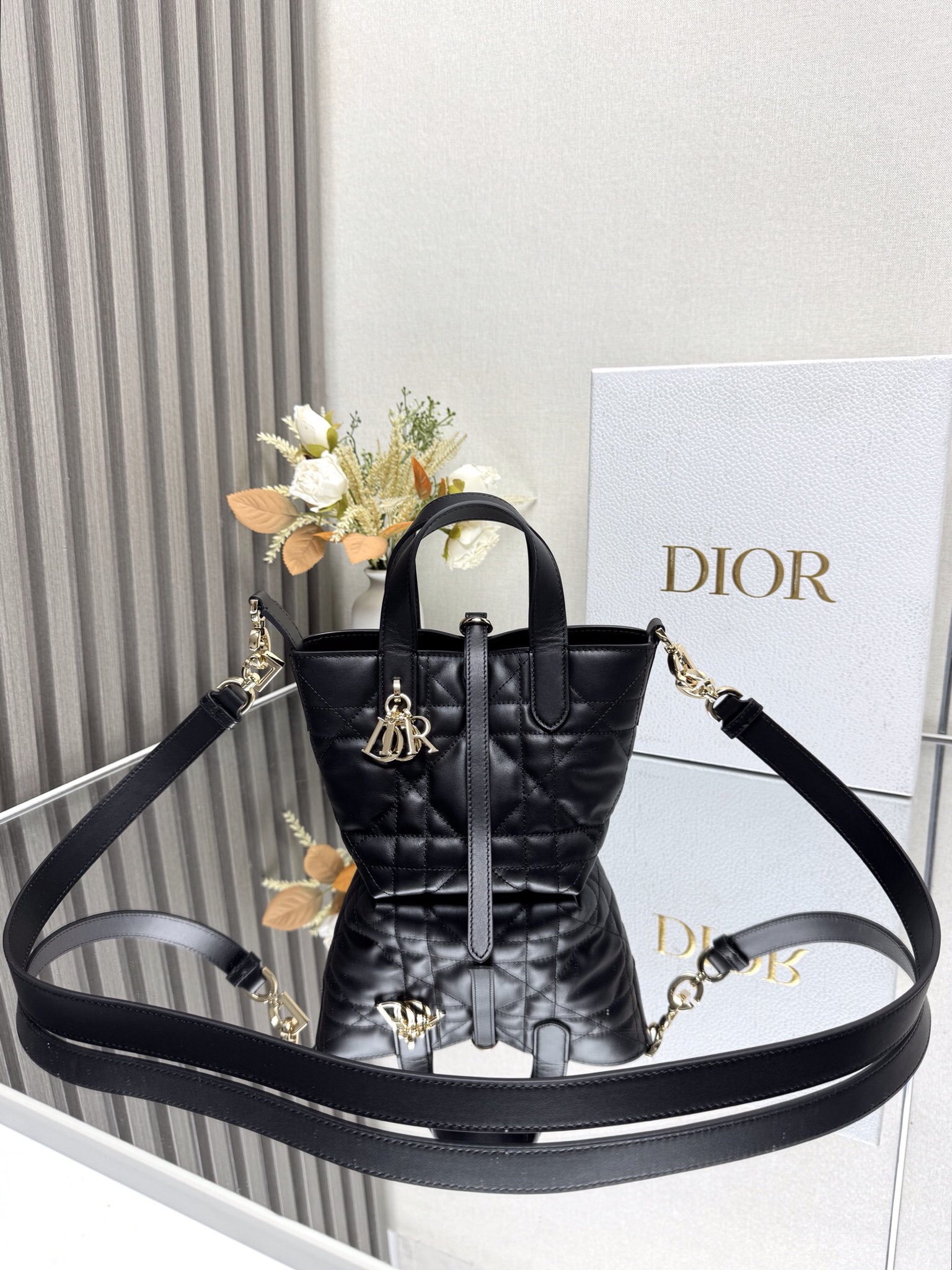 NO:209276,This miniature Toujours vertical handbag is a new product for the 2025 autumn ready-to-wear series, which is stylish and practical. It is carefully crafted from black cowhide leather, decorated with oversized rattan plaid lines, and a spacious internal compartment to store various daily necessities. It has a slim leather strap opening and closing, which can safely store all kinds of items. It also has a light gold finish metal CD Lock letter D knob buckle, which can be adjusted on both sides to enhance the style. The top leather handle is paired with a removable leather shoulder strap, which can be carried, shoulder or crossbody. Model 2834 Size 13×15×12cm 000620, Dior, dior, cowhide19860909这款微型Toujours竖版手袋是二零二五秋季成衣系列新品,时尚实用.采用黑色牛皮革精心制作,饰以超大藤格纹缉面线,宽敞的内部隔层可收纳各种日常用品.设有纤细皮革系带开合,可安全收纳各种物品,另有浅金色饰面金属CD Lock字母 D旋钮式扣环,可调节两侧,提升格调.顶部皮革手柄搭配可拆卸的皮革肩带,可手提、肩背或斜挎. 型号2834 尺寸13×15×12cm 000620,迪奥,dior,cowhide,Bag