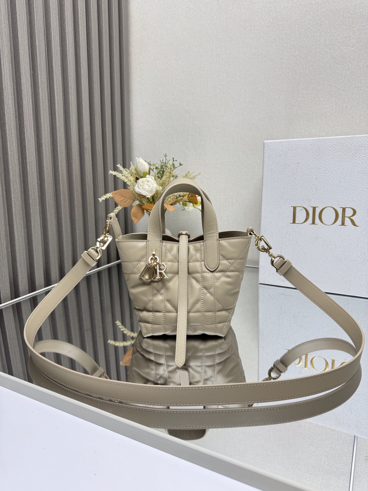 NO:209271,This mini Toujours vertical handbag is a new product for the 2025 autumn ready-to-wear series, which is stylish and practical. It is carefully crafted from apricot cowhide leather, decorated with oversized rattan plaid lines, and a spacious internal compartment to store various daily necessities. It has a slim leather strap opening and closing, which can safely store all kinds of items. It also has a light gold finish metal CD Lock letter D knob buckle, which can be adjusted on both sides to enhance the style. The top leather handle is paired with a detachable leather shoulder strap, which can be carried, shoulder or crossbody. Model 2834 Size 13×15×12cm 000620, Dior, dior, cowhide19860909这款微型Toujours竖版手袋是二零二五秋季成衣系列新品,时尚实用.采用杏色牛皮革精心制作,饰以超大藤格纹缉面线,宽敞的内部隔层可收纳各种日常用品.设有纤细皮革系带开合,可安全收纳各种物品,另有浅金色饰面金属CD Lock字母 D旋钮式扣环,可调节两侧,提升格调.顶部皮革手柄搭配可拆卸的皮革肩带,可手提、肩背或斜挎. 型号2834 尺寸13×15×12cm 000620,迪奥,dior,cowhide,Bag