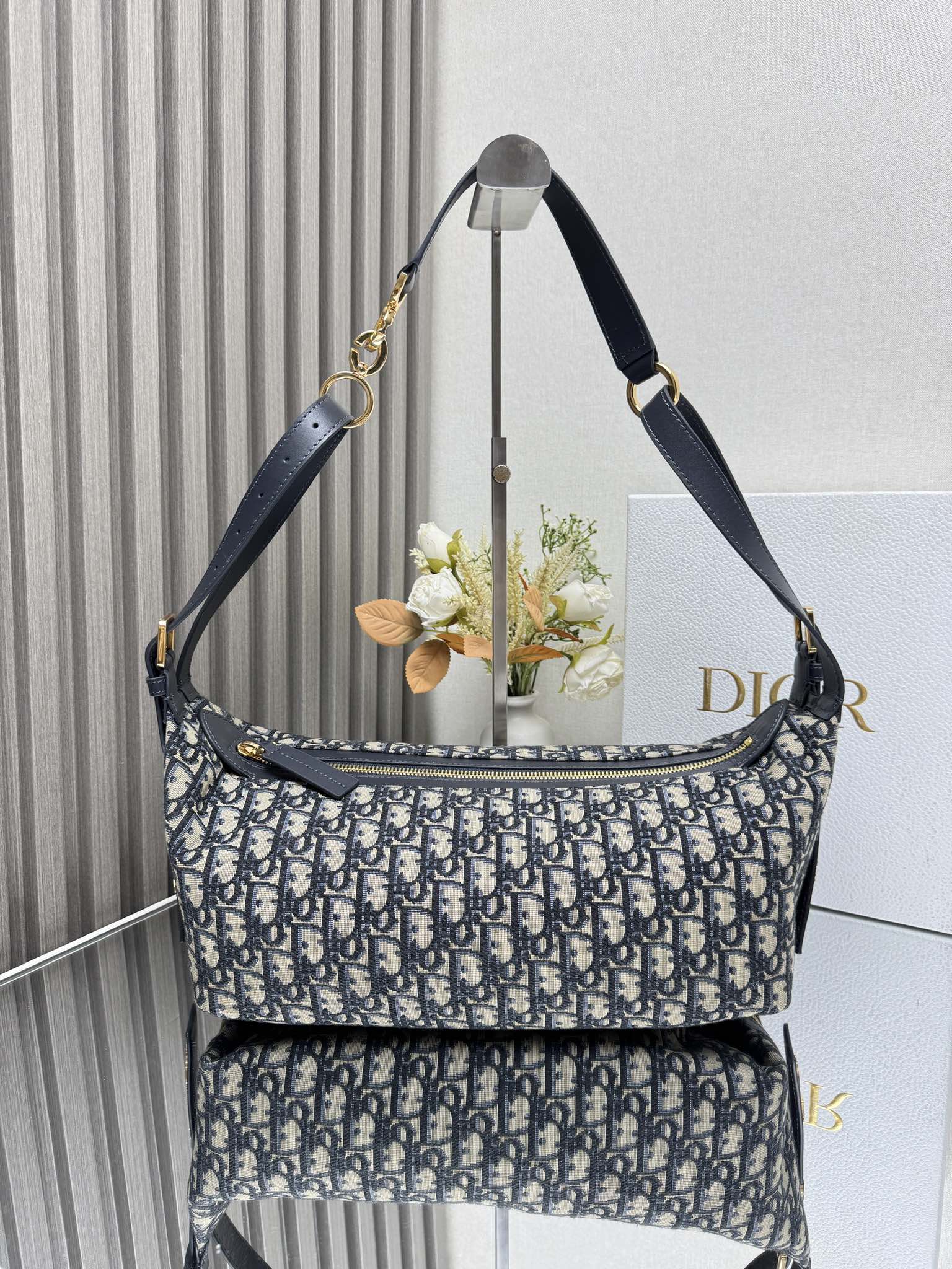 NO:209253,Bran Medium Blue Cloth This D-Journey handbag is a new product of this season. It was released in the 2025 spring and summer ready-to-wear series. It has a soft texture and a new interpretation of the dumpling silhouette with a modern design. It is carefully crafted from plain cowhide leather and is decorated with flat and oversized rattan plaid line to reinvent the classic Dior pattern. There is a zippered pocket in the main compartment, and the two side pockets are paired with large leather zipper heads, and is decorated with a retro gold finishing metal Christian Dior aris logo to facilitate storage of various small daily necessities. Medium style, paired with adjustable top handles and leather shoulder straps, can be carried, shoulders or crossbody, making it ideal for daily styles. Model 2417 Size 33×16×15cm  000650, Dior, Dior, Cowhide19860909流浪包布兰中号蓝布 这款 D-Journey 手袋是本季新品,于迪奥二零二五春夏成衣系列发布秀精彩亮相,质地柔软,以摩登设计全新演绎水饺包廓形.采用平纹牛皮革精心制作,饰以扁平超大藤格纹缉面线,焕新演绎 Dior 的经典图案.主隔层内设有一个拉链口袋,两个侧面口袋搭配大号皮革拉链头,饰以复古金色饰面金属Christian Dior aris 标志,便于收纳各种小件日常用品.中号款式,搭配可调节顶部手柄和皮革肩带,可手提、肩背或斜挎,是日常造型的理想之选. 型号2417 尺寸33×16×15cm 000650,迪奥,dior,dior,cowhide,Bag