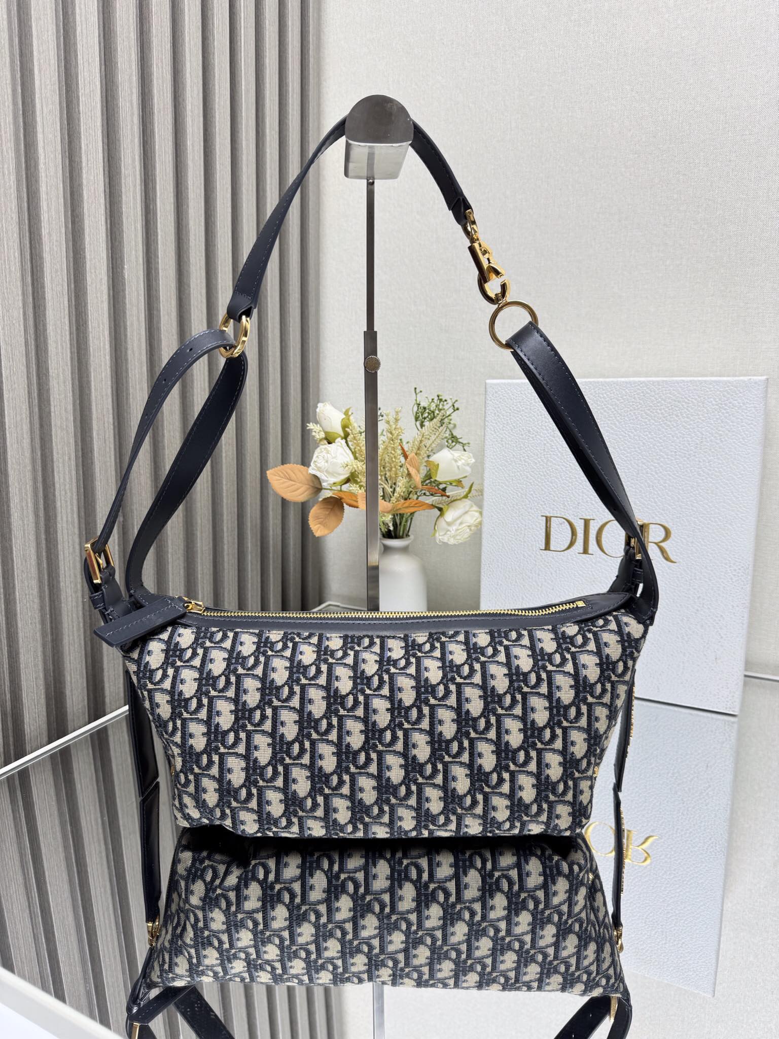 NO:209262,Journey series small blue cloth, which was the king of the year, hit the center, and the slack hobo bag with a sense of slackness, the bag is soft and casual, the classic presbyterian fabric, paired with golden letter shoulder strap buckle, the overall retro and high-end, the letter leather card full of exquisiteness, the details are very in place, and it can unlock a variety of back methods, the shoulders and crossbody, the key is that it is super light and has a large capacity, and the fashionable people all know the value of this model. Model 2416 size: 25.5*14.5*14cm 000630, Dior, dior19860909Journey系列小号蓝布,开年就王炸,直接击中心巴上,自带松弛感的hobo包,包形柔软又随意,经典的老花面料,搭配金色的字母肩带扣,整体复古又高级,精致感满满的字母皮牌,细节非常到位,可以解锁多种背法,手提单肩和斜挎,关键是自用超轻便,容量又大,时髦精们都懂这款的含金量 型号2416 size:25.5*14.5*14cm 000630,迪奥,dior,Bag