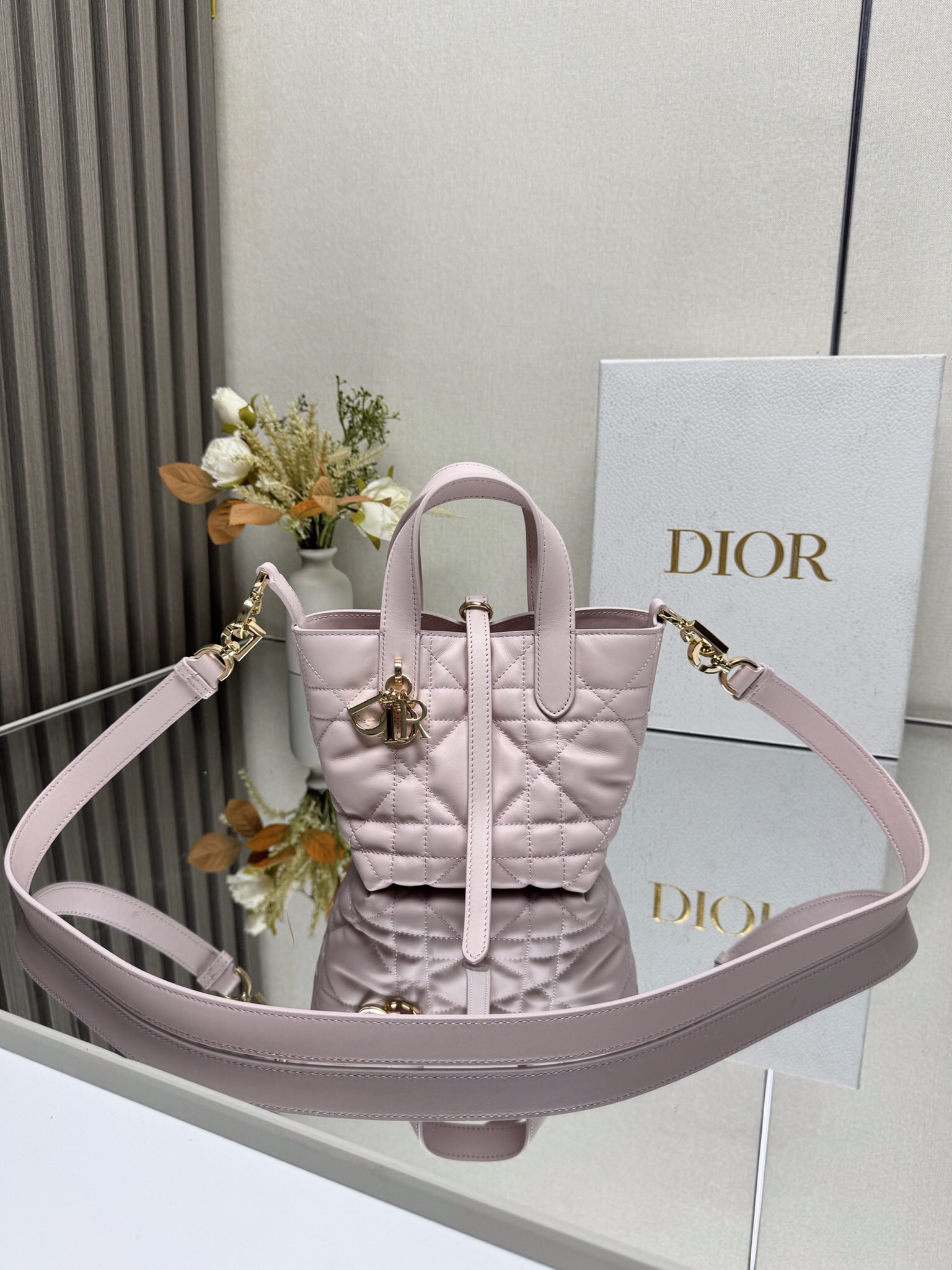 NO:209280,This mini Toujours vertical handbag is a new product for the 2025 autumn ready-to-wear series, which is stylish and practical. It is carefully crafted from pink cowhide leather, decorated with oversized rattan plaid lines, and a spacious internal compartment to store various daily necessities. It has a slim leather strap closure, which can safely store all kinds of items. It also has a light gold finish metal CD Lock letter D knob buckle, which can be adjusted on both sides to enhance the style. The top leather handle is paired with a removable leather shoulder strap, which can be carried, shoulder or crossbody. Model 2834 Size 13×15×12cm 000620, Dior, dior, cowhide19860909这款微型Toujours竖版手袋是二零二五秋季成衣系列新品,时尚实用.采用粉色牛皮革精心制作,饰以超大藤格纹缉面线,宽敞的内部隔层可收纳各种日常用品.设有纤细皮革系带开合,可安全收纳各种物品,另有浅金色饰面金属CD Lock字母 D旋钮式扣环,可调节两侧,提升格调.顶部皮革手柄搭配可拆卸的皮革肩带,可手提、肩背或斜挎. 型号2834 尺寸13×15×12cm 000620,迪奥,dior,cowhide,Bag