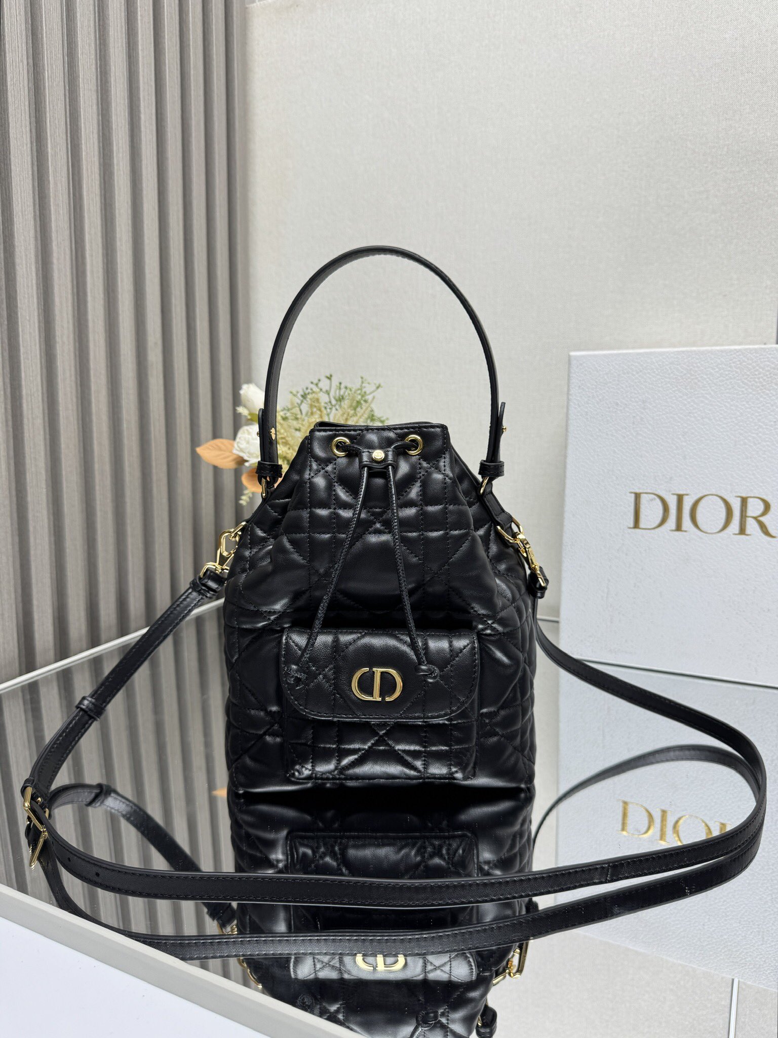 NO:210662,This Dior Caro bucket bag is a new product for the 2025 autumn ready-to-wear series, highlighting the style of fashion and elegance. It is carefully crafted from black sheep leather and is decorated with oversized rattan plaid closure thread and has a spacious drawstring compartment. The front flip pocket is decorated with a gold-faced metal CD logo, which can accommodate various small daily necessities. Small style, paired with a removable top handle and adjustable and removable shoulder straps, which can be easily carried, shoulder or crossbody. Body: sheep leather, cowhide leather lining: cowhide leather The front is decorated with CD logo drawstring opening and closing Front insertion bag with magnetic flip internal insertion bag Top removable leather handle Adjustable, removable leather shoulder strap with dust bag included Model: M3372 Black  Size 20cm*24cm*9cm, Dior, Dior, Dior, Cowhide, Sheepskin19860909这款 Dior Caro 水桶包是二零二五秋季成衣系列新品,彰显时尚优雅风范.采用黑色羊皮革等材质精心制作,饰以超大藤格纹缉面线,带有宽敞的抽绳隔层.正面翻盖口袋饰以金色饰面金属CD标志,可收纳各种小件日常用品.小号款式,搭配可拆卸顶部手柄和可调节、可拆卸肩带,可轻松手提、肩背或斜挎. 主体:羊皮革, 牛皮革里料:牛皮革 正面饰以CD 标志抽绳开合 正面插袋搭配磁性翻盖内部插袋 顶部可拆卸皮革手柄 可调节、可拆卸的皮革肩带内含防尘袋 型号:M3372 黑色 尺寸20cm*24cm*9cm,迪奥,dior,dior,cowhide,sheepskin,Bag